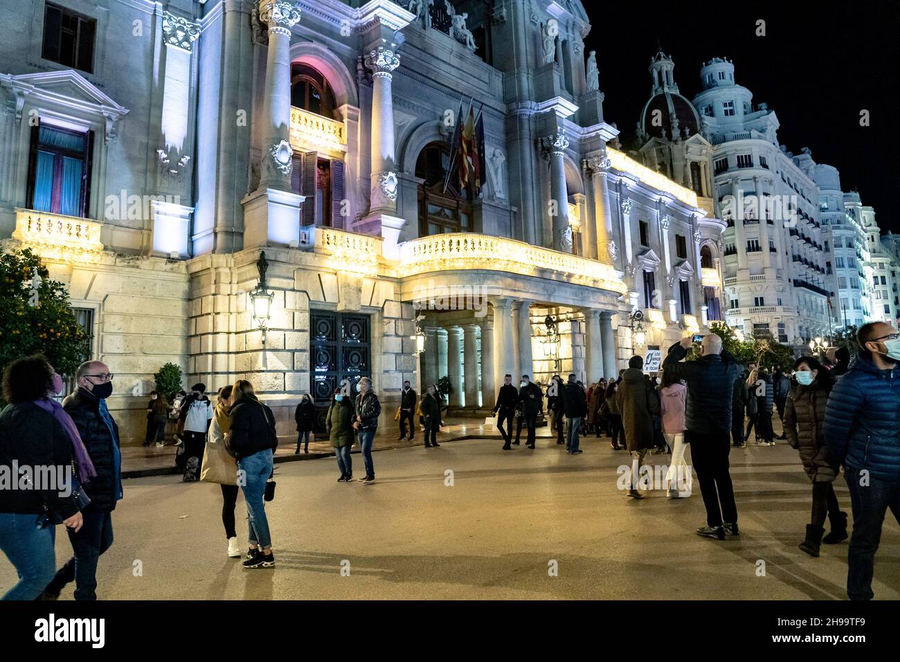 Valencia, Spanien. 04th Dez 2021. Blick auf die Weihnachtslichter des Rathauses auf dem Rathausplatz von Valencia Valencia begrüßt Weihnachten mit den klassischen Lichtern. Zwei riesige Kugeln, 14 und 11 Meter hoch, erstrahlen auf dem Rathausplatz mit bewegter Beleuchtung, Musik und einer audiovisuellen Show, die jede Stunde zu sehen ist. Die angrenzenden Straßen haben auch Weihnachtsdekorationen veröffentlicht. Kredit: SOPA Images Limited/Alamy Live Nachrichten Stockfoto