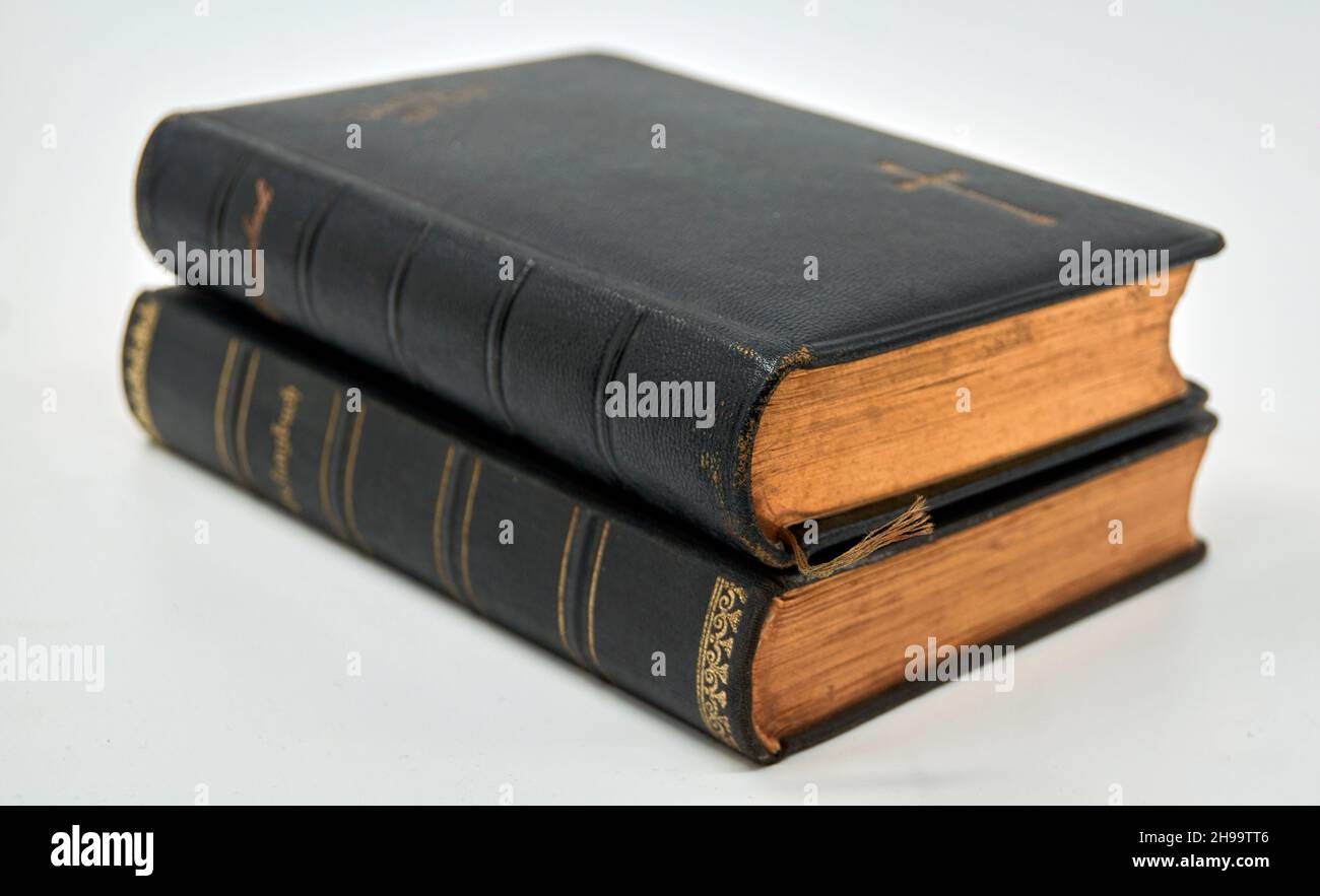 Zwei antike Hymnen aus den Jahren 1910 und 1914 in einem Stapel. Die Kanten sind mit echtem Gold veredelt. Isoliert auf weißem Hintergrund. Stockfoto