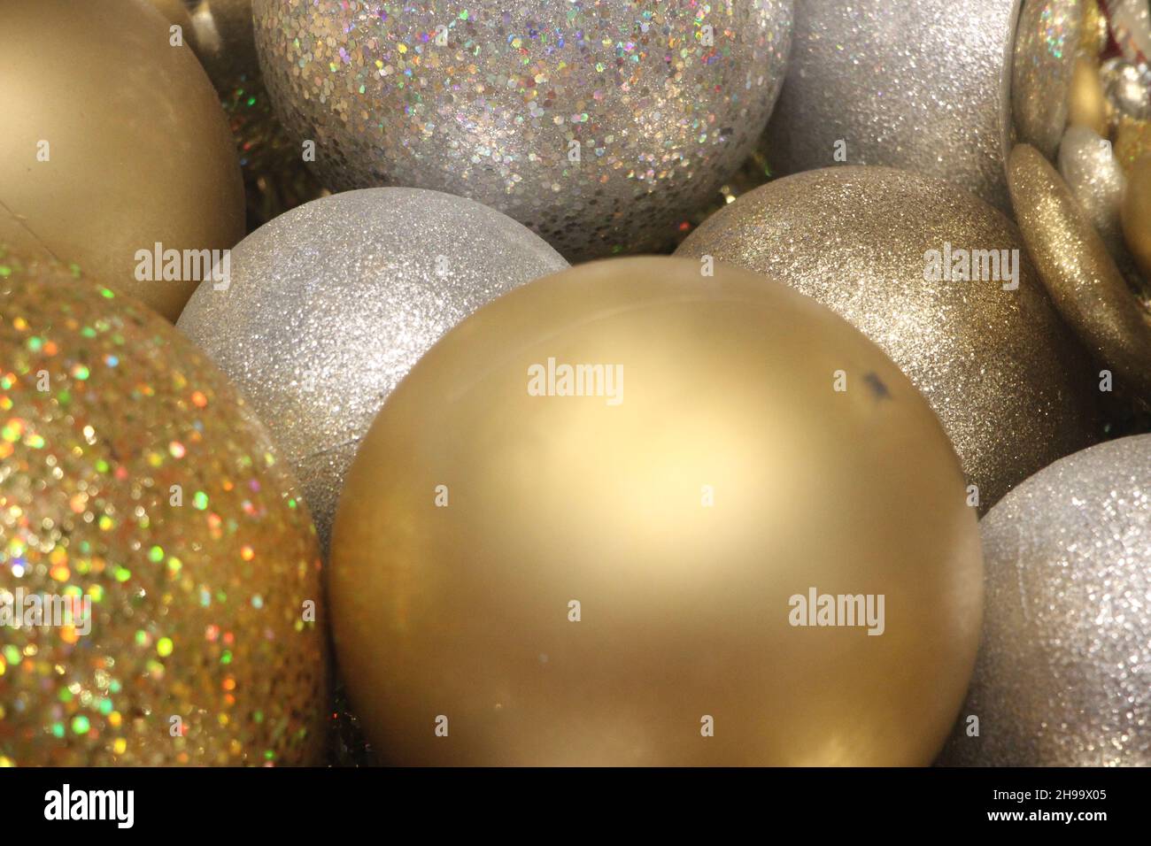 Weihnachtsdekoration. goldene glitzernde und silberne funkelnde Kugeln und Kugeln. Karte für das neue Jahr. Stockfoto
