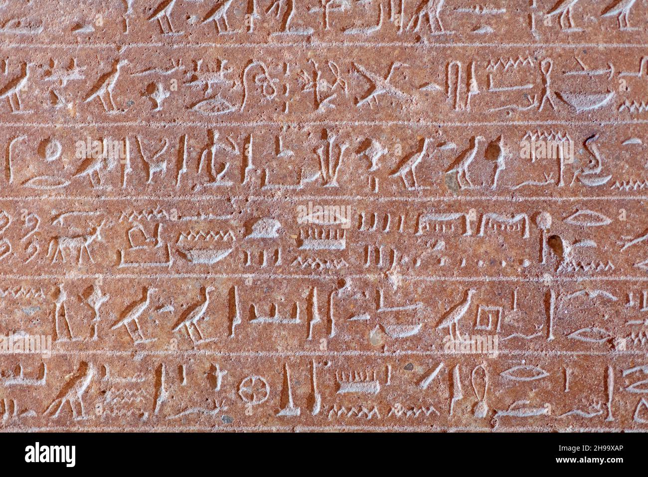 Ägyptische Hieroglyphen auf der alten Pyramidenwand. Stockfoto