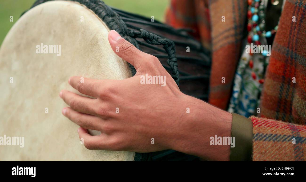 Ein Fokus auf eine Hand auf einem Tam Tam Stockfoto