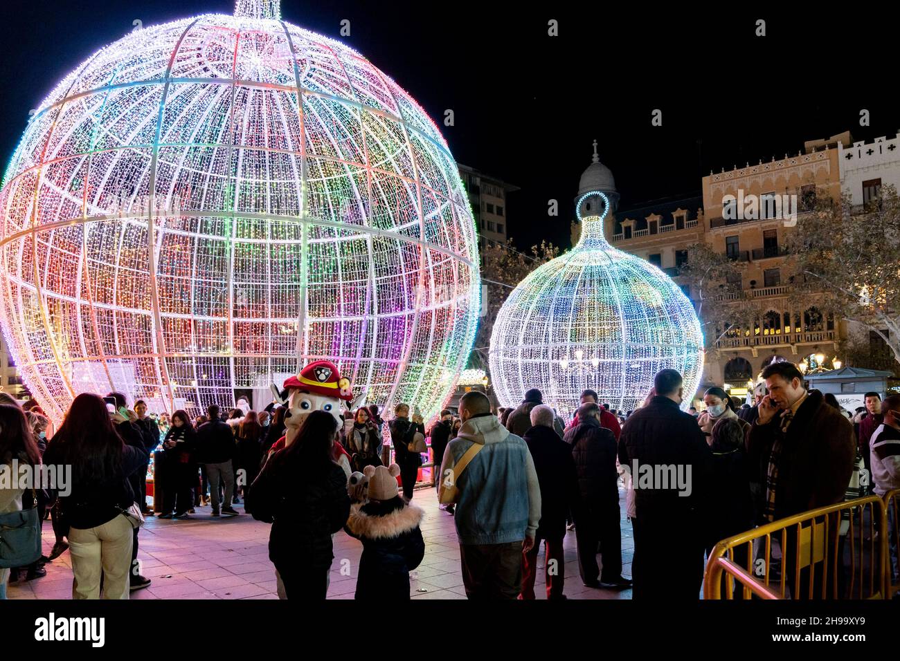 Valencia, Spanien. 04th Dez 2021. Blick auf die Weihnachtslichter auf dem Rathausplatz von Valencia Valencia.Valencia begrüßt Weihnachten mit den klassischen Lichtern. Zwei riesige Kugeln, 14 und 11 Meter hoch, erstrahlen auf dem Rathausplatz mit bewegter Beleuchtung, Musik und einer audiovisuellen Show, die jede Stunde zu sehen ist. Die angrenzenden Straßen haben auch Weihnachtsdekorationen veröffentlicht. (Foto: Xisco Navarro/SOPA Images/Sipa USA) Quelle: SIPA USA/Alamy Live News Stockfoto