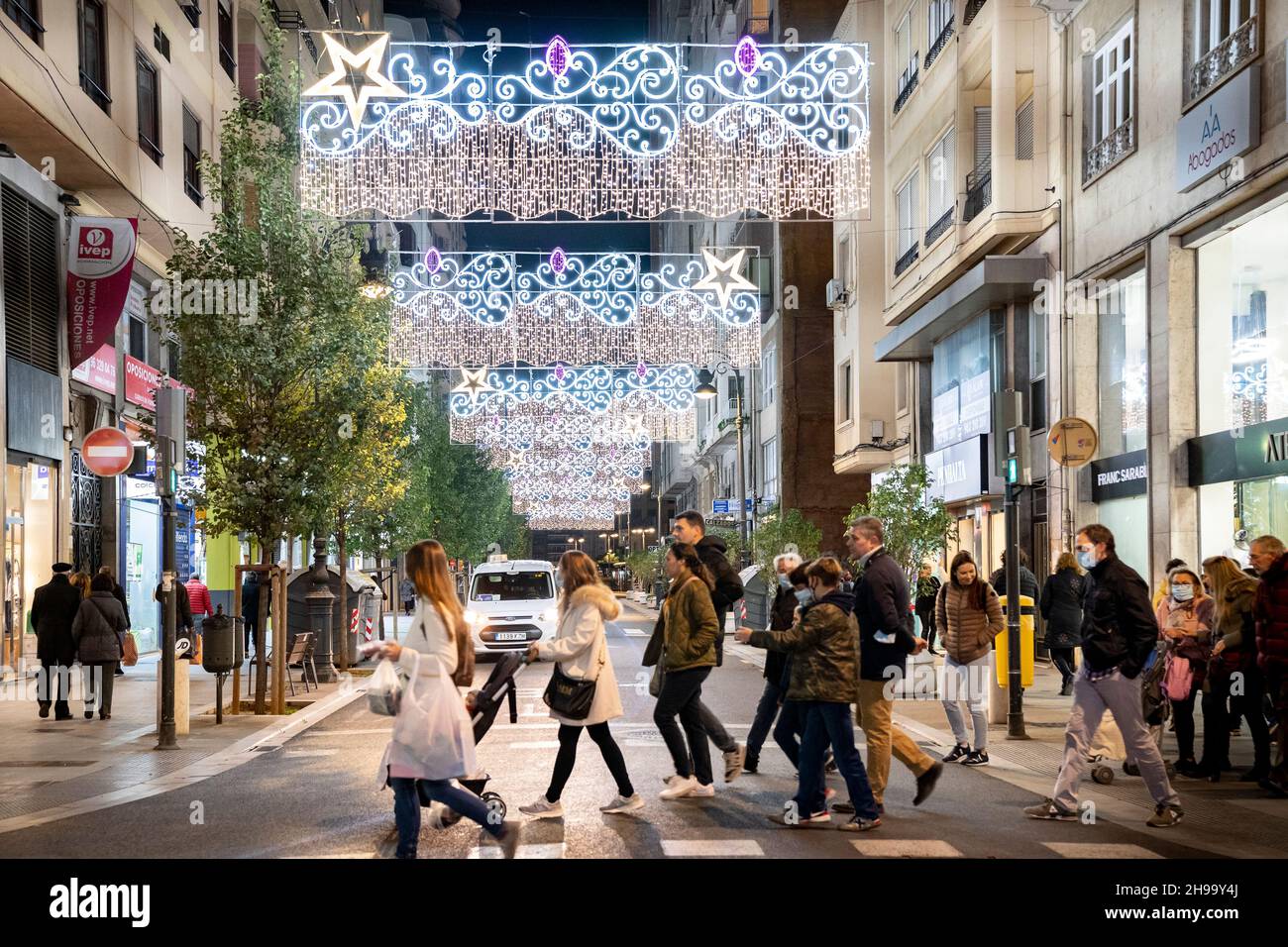 Valencia, Spanien. 04th Dez 2021. Blick auf die Weihnachtsbeleuchtung in der Straße San Vicente in Valencia Valencia begrüßt Weihnachten mit den klassischen Lichtern. Zwei riesige Kugeln, 14 und 11 Meter hoch, erstrahlen auf dem Rathausplatz mit bewegter Beleuchtung, Musik und einer audiovisuellen Show, die jede Stunde zu sehen ist. Die angrenzenden Straßen haben auch Weihnachtsdekorationen veröffentlicht. (Foto: Xisco Navarro/SOPA Images/Sipa USA) Quelle: SIPA USA/Alamy Live News Stockfoto