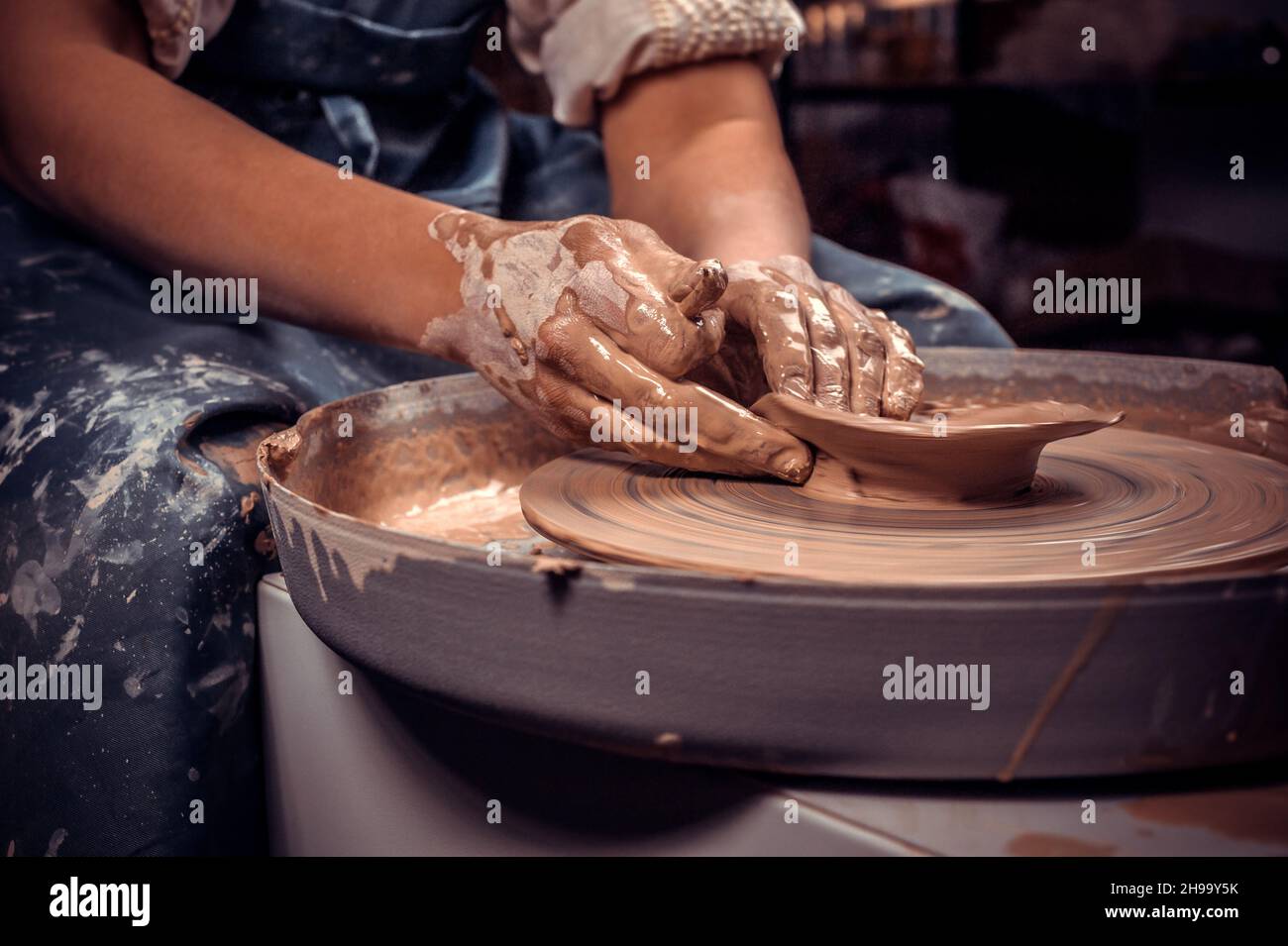 Handwerker modelliert aus Lehm. Handwerkliche Fertigung. Nahaufnahme. Stockfoto