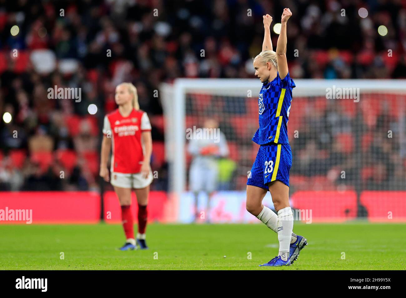 London, Großbritannien. 05th Dez 2021. Pernille Harder #23 von Chelsea hebt ihre Arme, um beim letzten Pfeifen in London, Großbritannien, am 12/5/2021 zu feiern. (Foto von Conor Molloy/News Images/Sipa USA) Quelle: SIPA USA/Alamy Live News Stockfoto