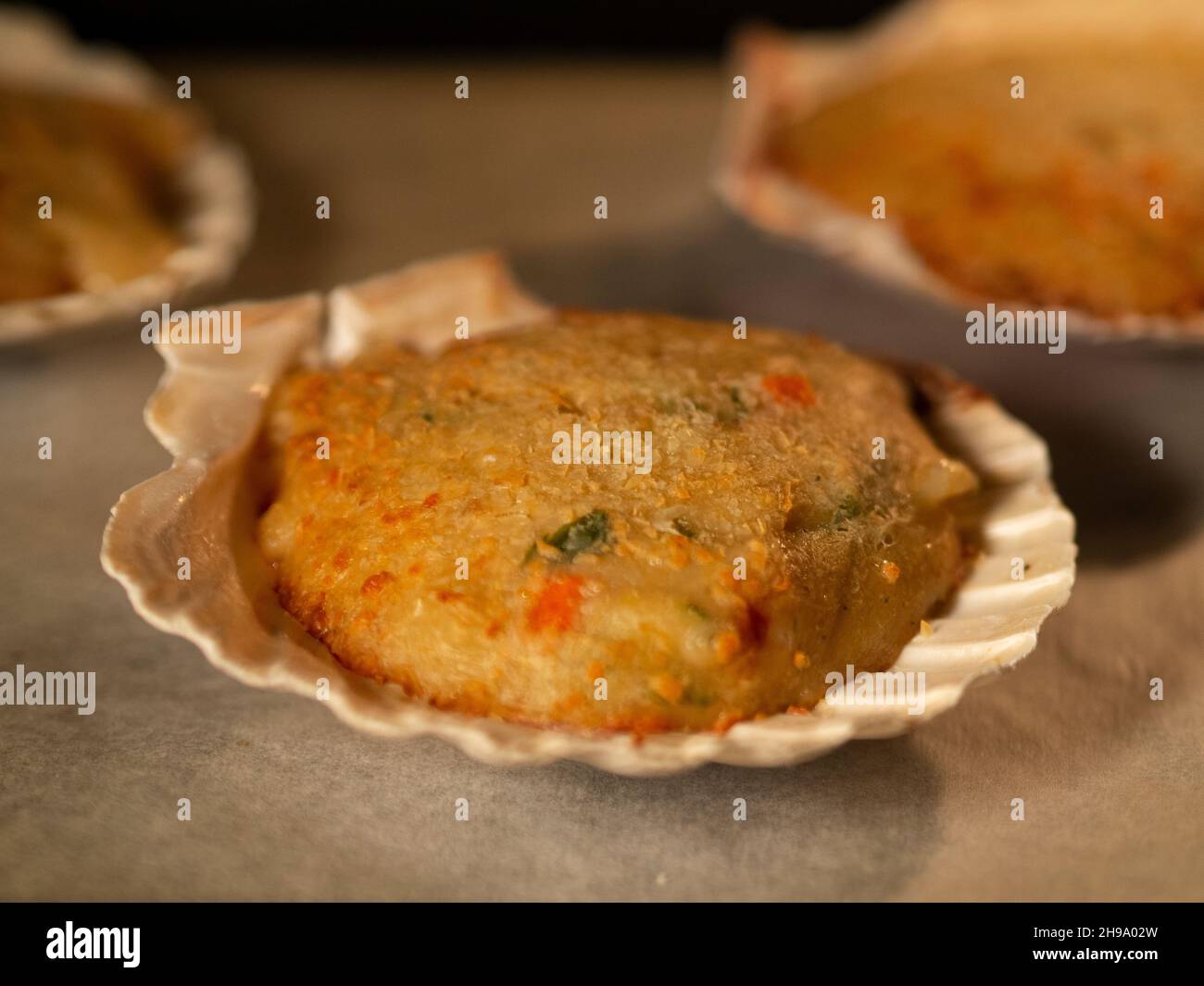 Nahaufnahme einer Krabbe, die im Ofen kocht. Gesundes Meeresnahrungskonzept. Stockfoto