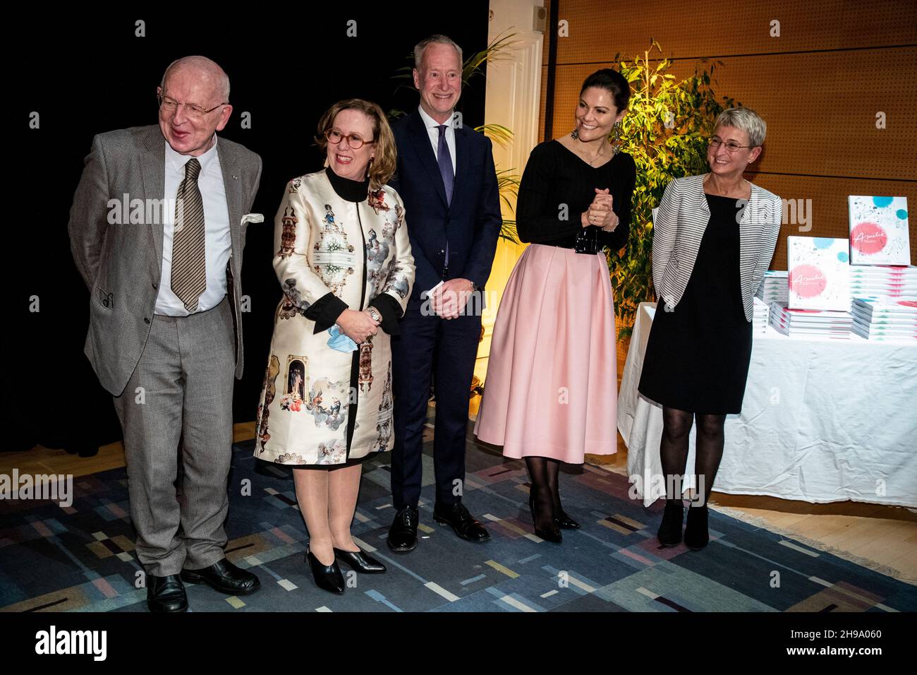 PARIS 20211205 der ehemalige französische Botschafter in Schweden, Patrick Imhaus, Madeleine Sjöstedt, Generaldirektorin von SI, der schwedische Botschafter in Frankreich, Håkan Åkesson, Kronprinzessin Victoria und Suzanne Southard von SWEA, während der Vorstellung des Jubiläumsbuchs Amitié am Schwedischen Institut in Paris. Foto: Christine Olsson / TT / Code 10430 Stockfoto