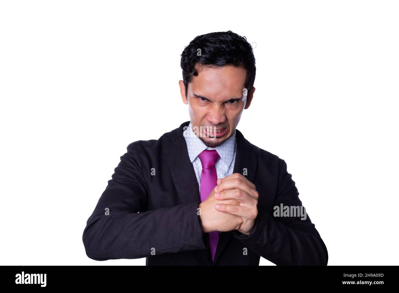 Geschäftsmann setzt seine Fäuste zusammen, um einen Kampf zu suchen, die Absicht zu kämpfen, isoliert auf weißem Hintergrund. Stockfoto