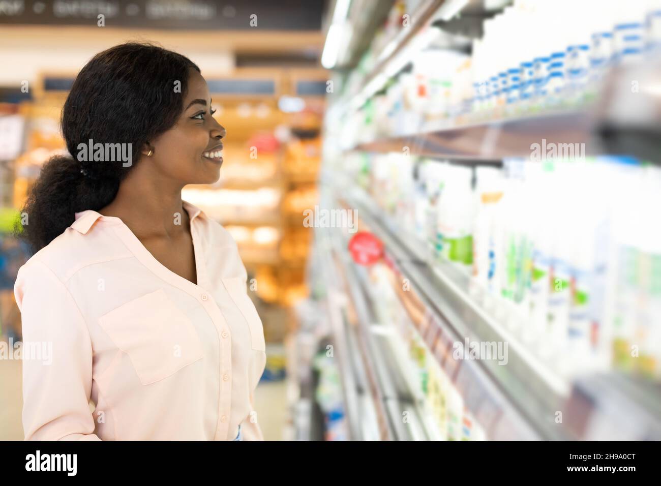 African Lady Beim Einkaufen Von Milchprodukten Im Supermarkt Stockfoto