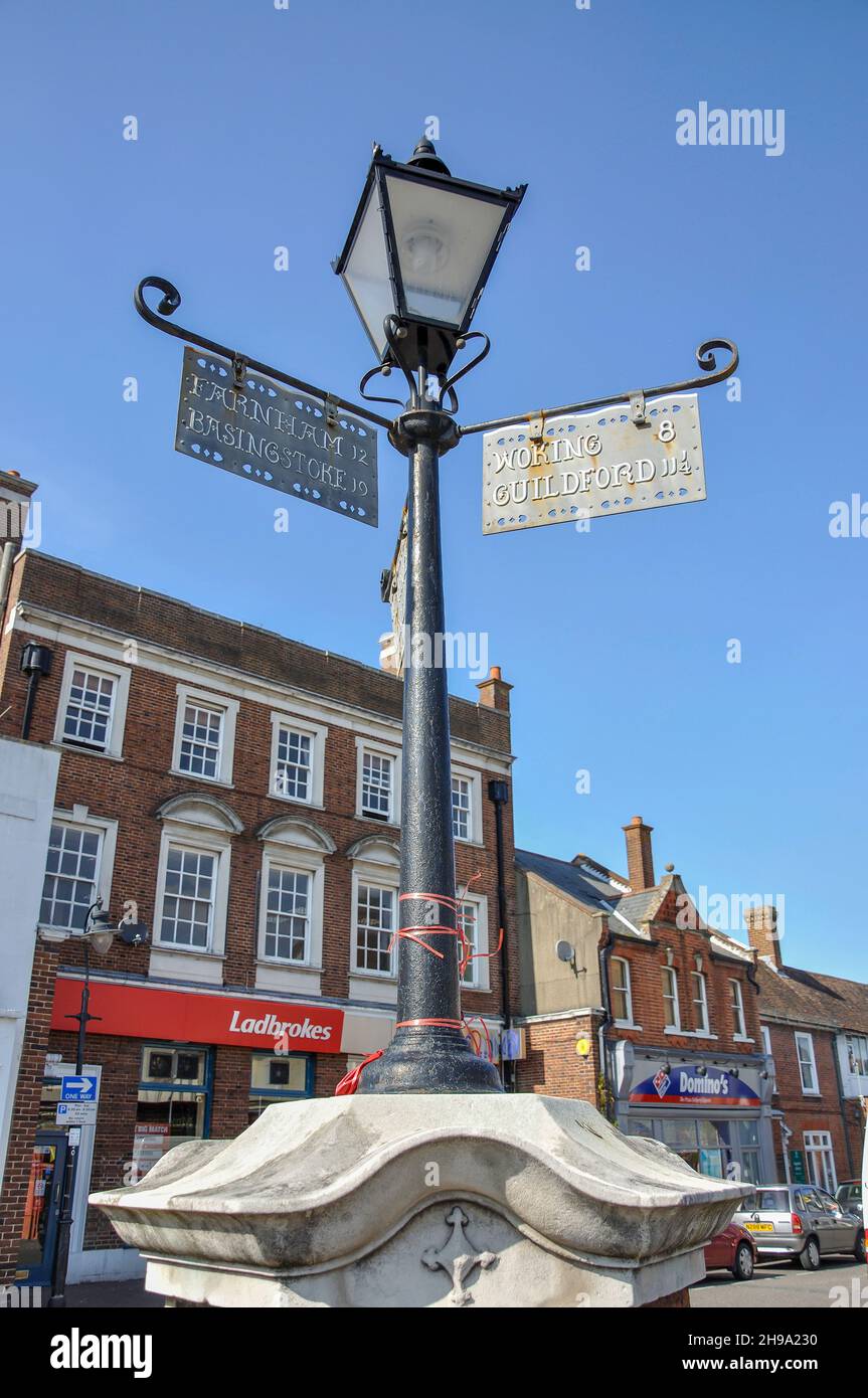 19th Post-Horse-Wechselschild, High Street, Bagshot, Surrey, England, Vereinigtes Königreich Stockfoto