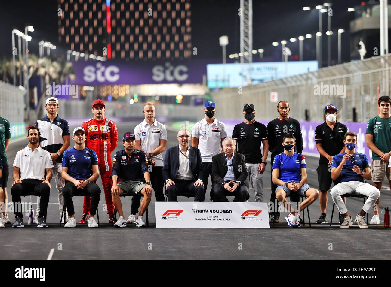 Stefano Domenicali (ITA) Formel-1-Präsident, CEO und Fahrer sagen Auf Wiedersehen zu Jean Todt (FRA) FIA-Präsident. Großer Preis von Saudi-Arabien, Sonntag, 5th. Dezember 2021. Dschidda, Saudi-Arabien. Stockfoto