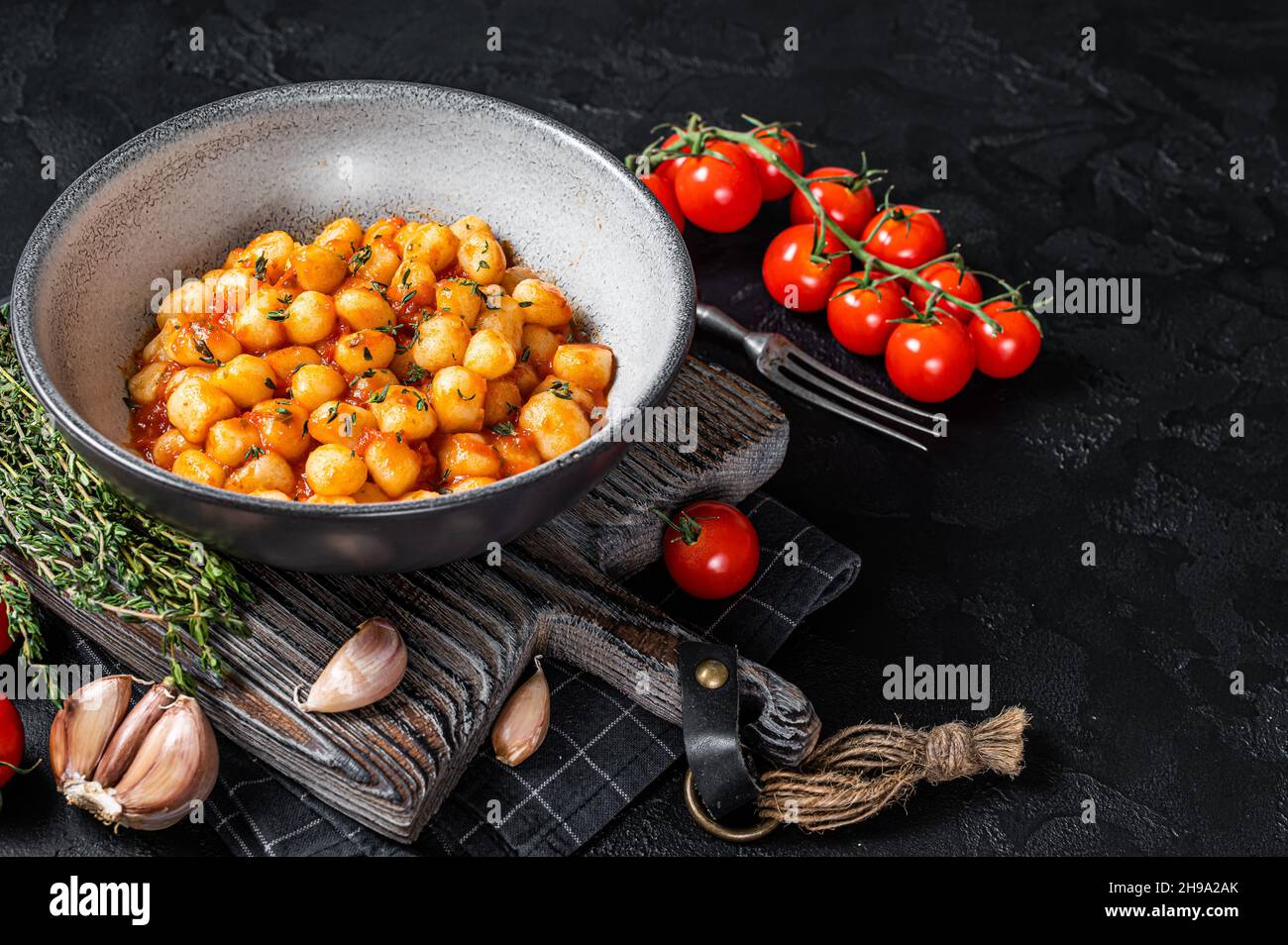 Gnocchi-Kartoffelnudeln mit Tomatensauce und Thymian. Schwarzer ... Gnocchi-Kartoffelnudeln mit Tomatensauce und Thymian. Schwarzer ...