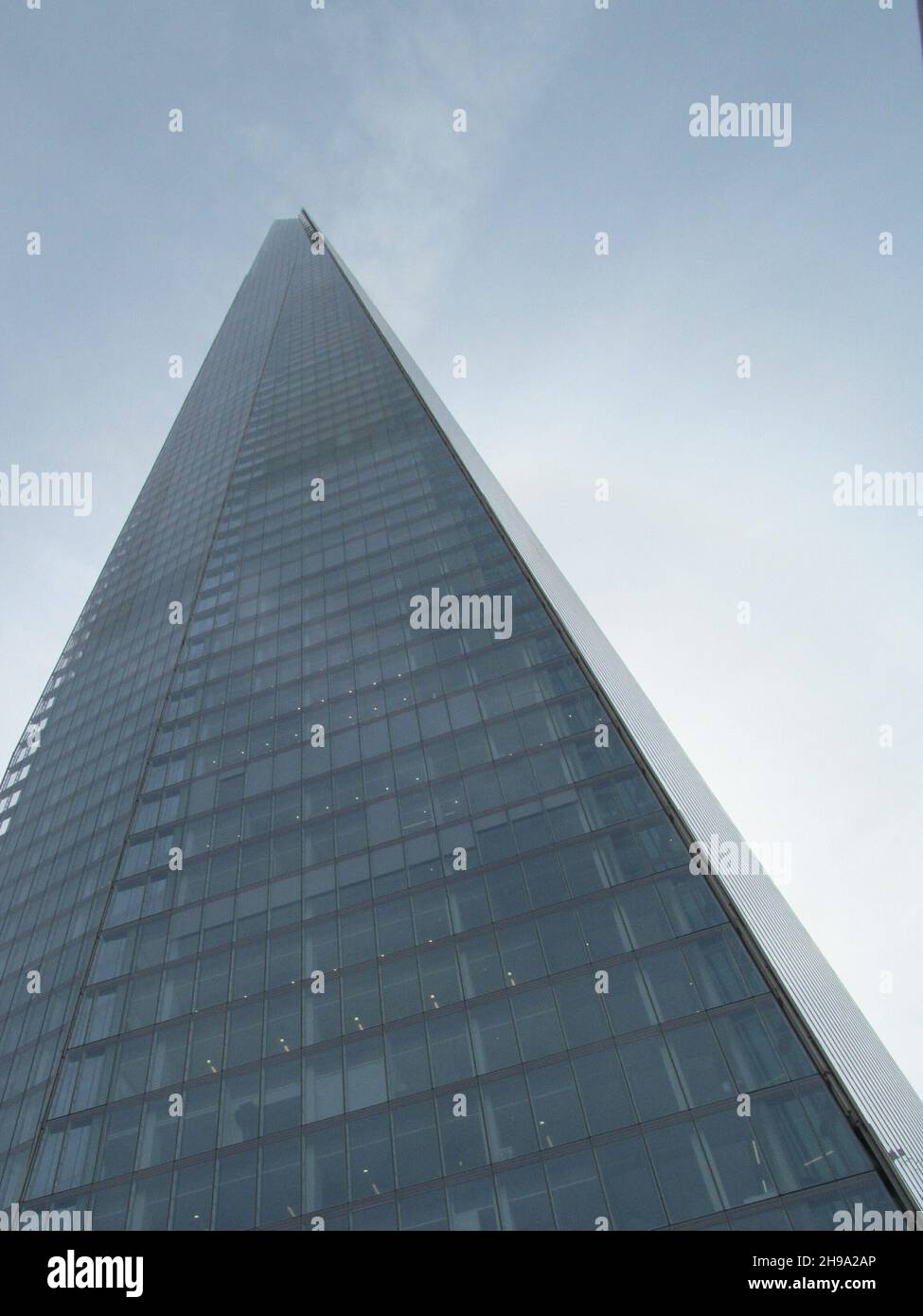 LONDON, VEREINIGTES KÖNIGREICH - 08. Apr 2018: Eine Aufnahme des berühmten Shard-Gebäudes aus der Außenansicht in Central London im Vereinigten Königreich Stockfoto