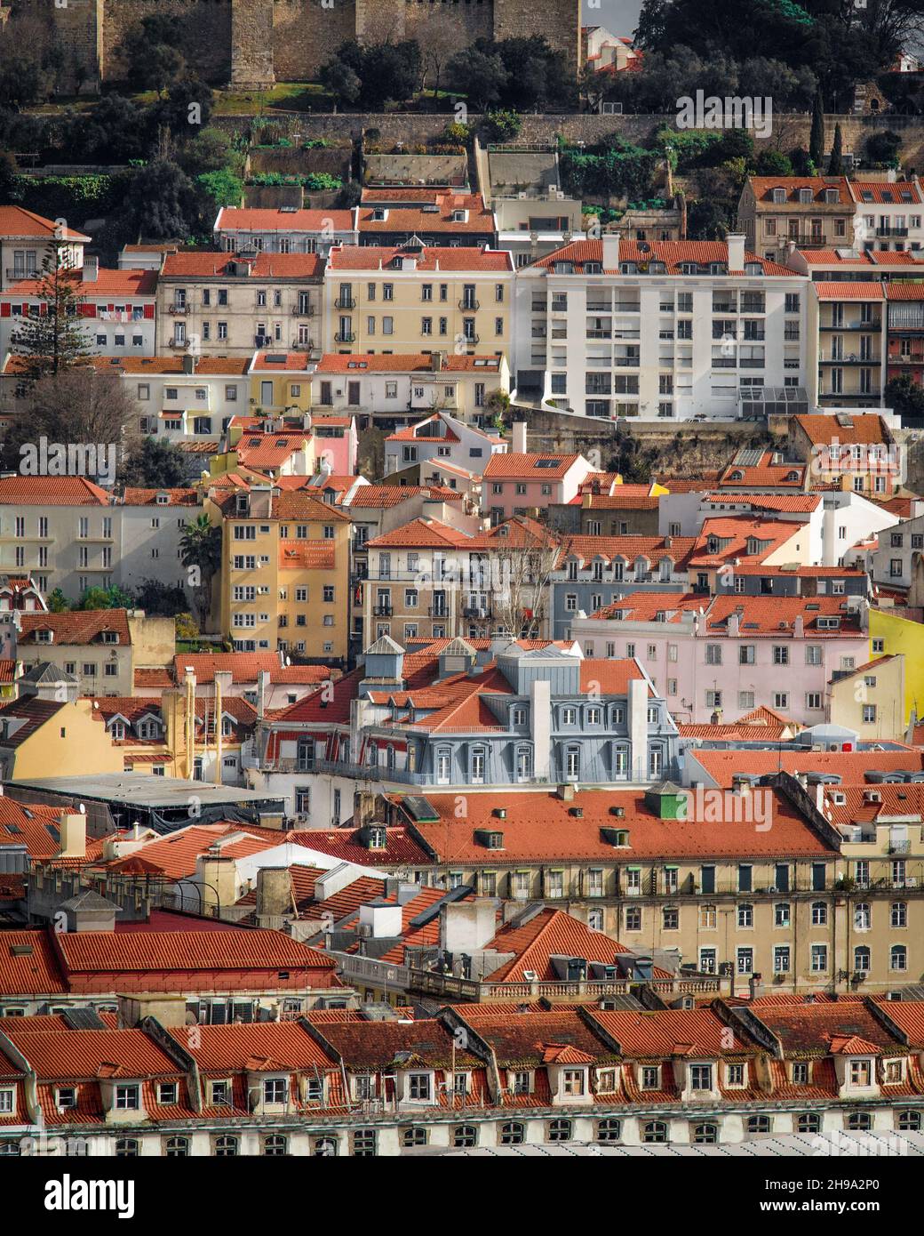 Blick auf Lissabon, Portugal und den Fuß der Burg São Jorge vom Aufzug Santa Justa aus, in der Bürgergemeinde Santa Justa im Zentrum von Lissabon Stockfoto