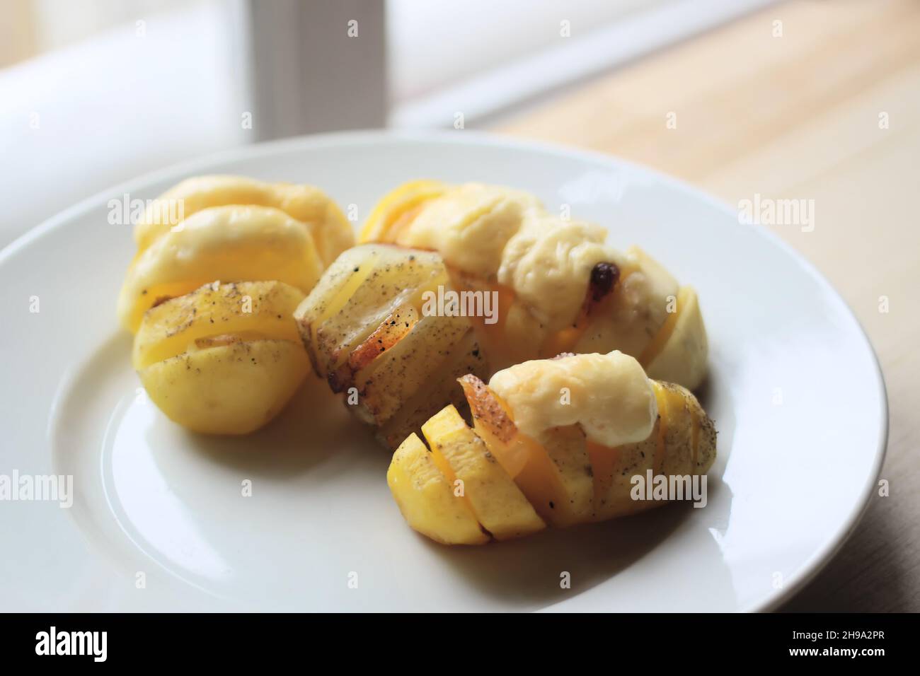 Gebackene Kartoffeln mit Fleisch und Käse. Stockfoto