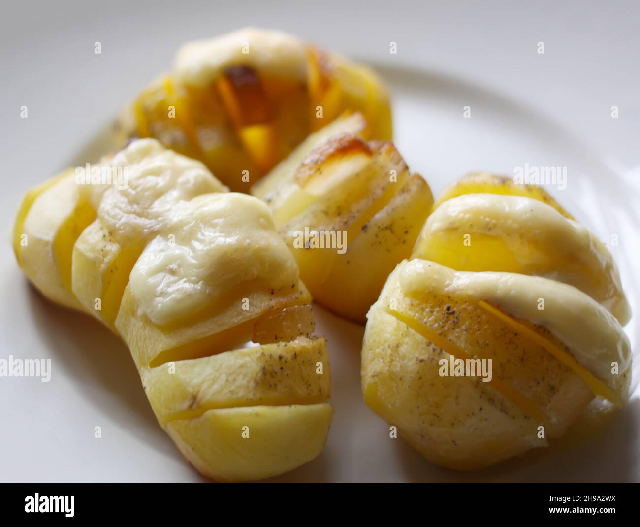 Gebackene Kartoffeln mit Fleisch und Käse. Stockfoto