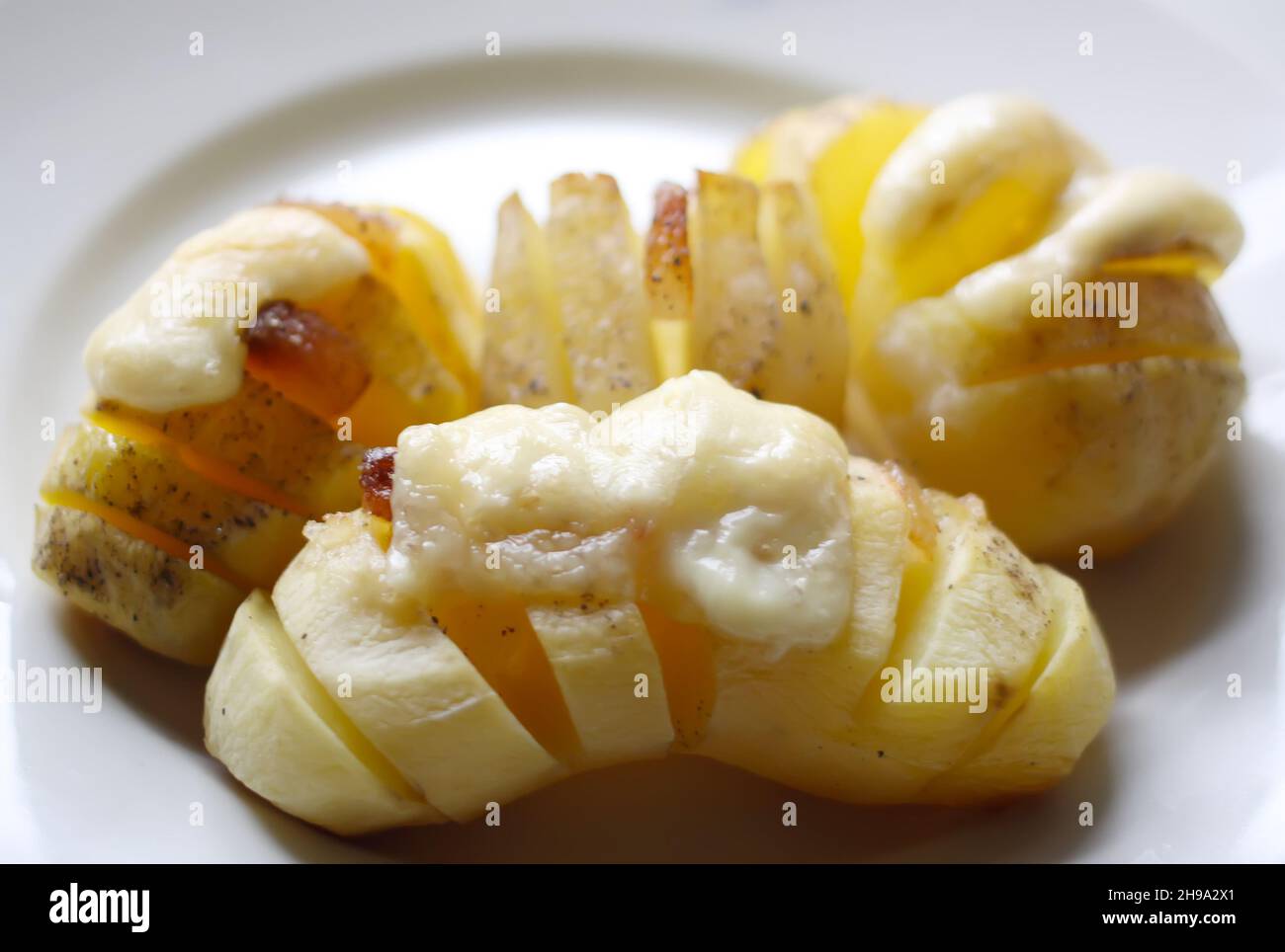 Gebackene Kartoffeln mit Fleisch und Käse. Stockfoto