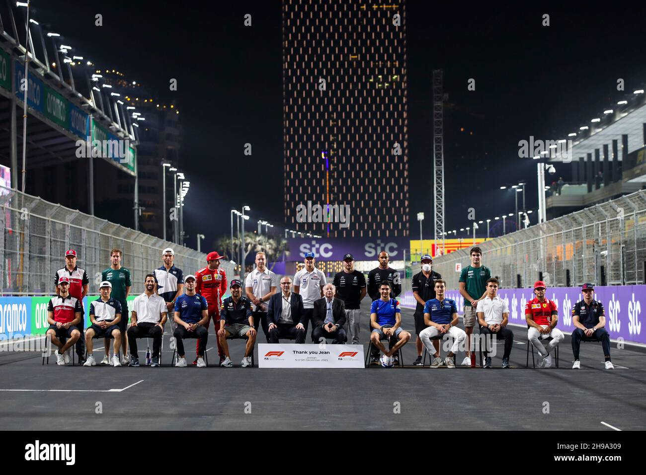 Dschidda, Saudi-Arabien. 5th Dez 2021. Alle F1 Fahrer der Saison 2021, Stefano Domenicali (ITA, President & CEO der Formel 1 Group), Jean Todt (FRA, FIA President), F1 Grand Prix von Saudi-Arabien auf dem Jeddah Corniche Circuit am 5. Dezember 2021 in Jeddah, Saudi-Arabien. (Foto von HOCH ZWEI) Quelle: dpa/Alamy Live News Stockfoto