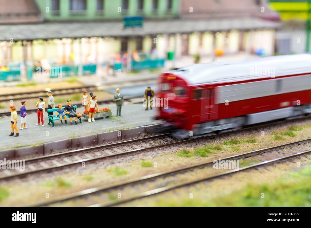 Miniaturfiguren warten auf den Zug auf dem Bahnsteig auf der Modelleisenbahnausstellung (Vasutmodell Kiallitas), Sopron, Ungarn Stockfoto