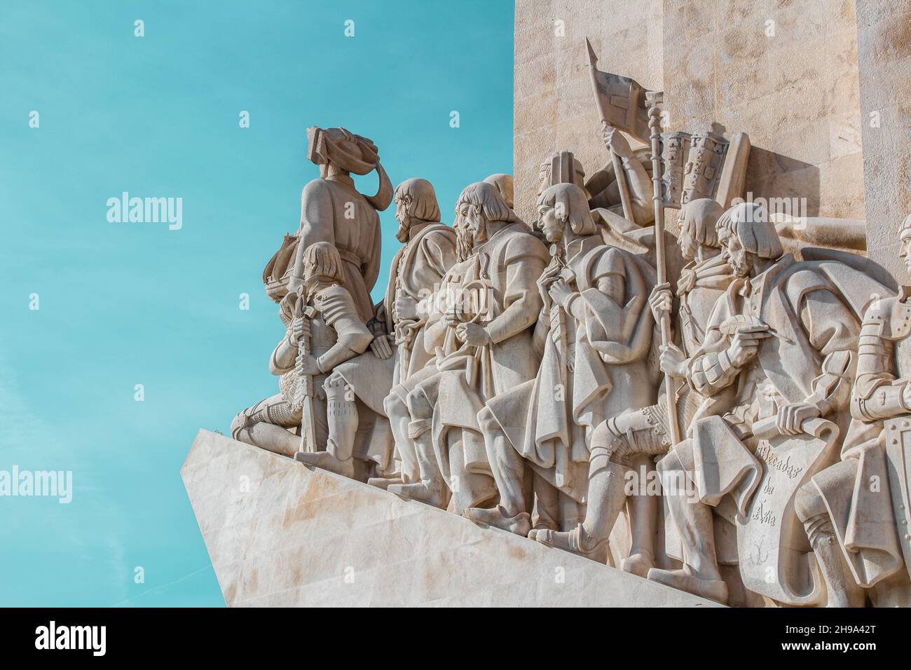 Padrão dos Descobrimentos bei Sonnenaufgang, am nördlichen Ufer der Mündung des Flusses Tejo, in der Bürgergemeinde Santa Maria de Belém, Lissabon, Portugal. Stockfoto