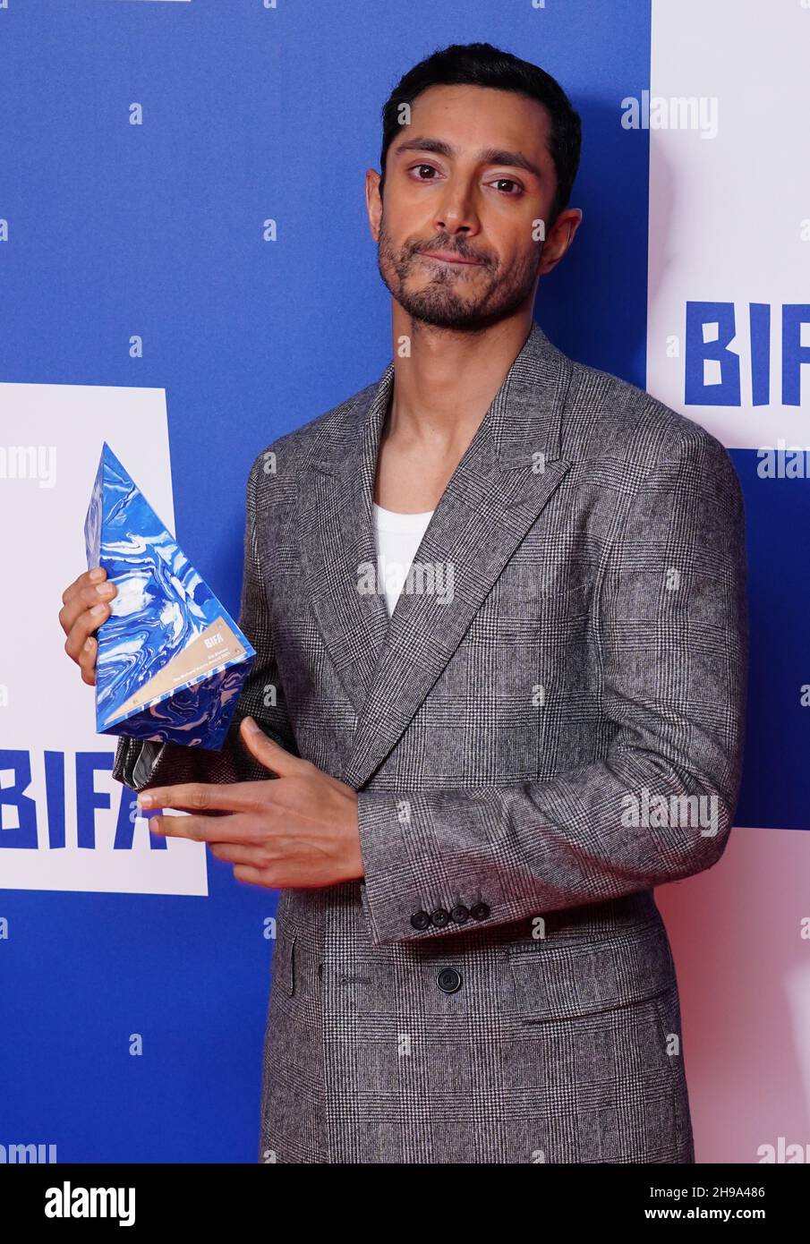 RIZ Ahmed mit seinem Richard Harris Award bei der Verleihung der British Independent Film Awards 24th im Old Billingsgate, London. Bilddatum: Sonntag, 5. Dezember 2021. Stockfoto