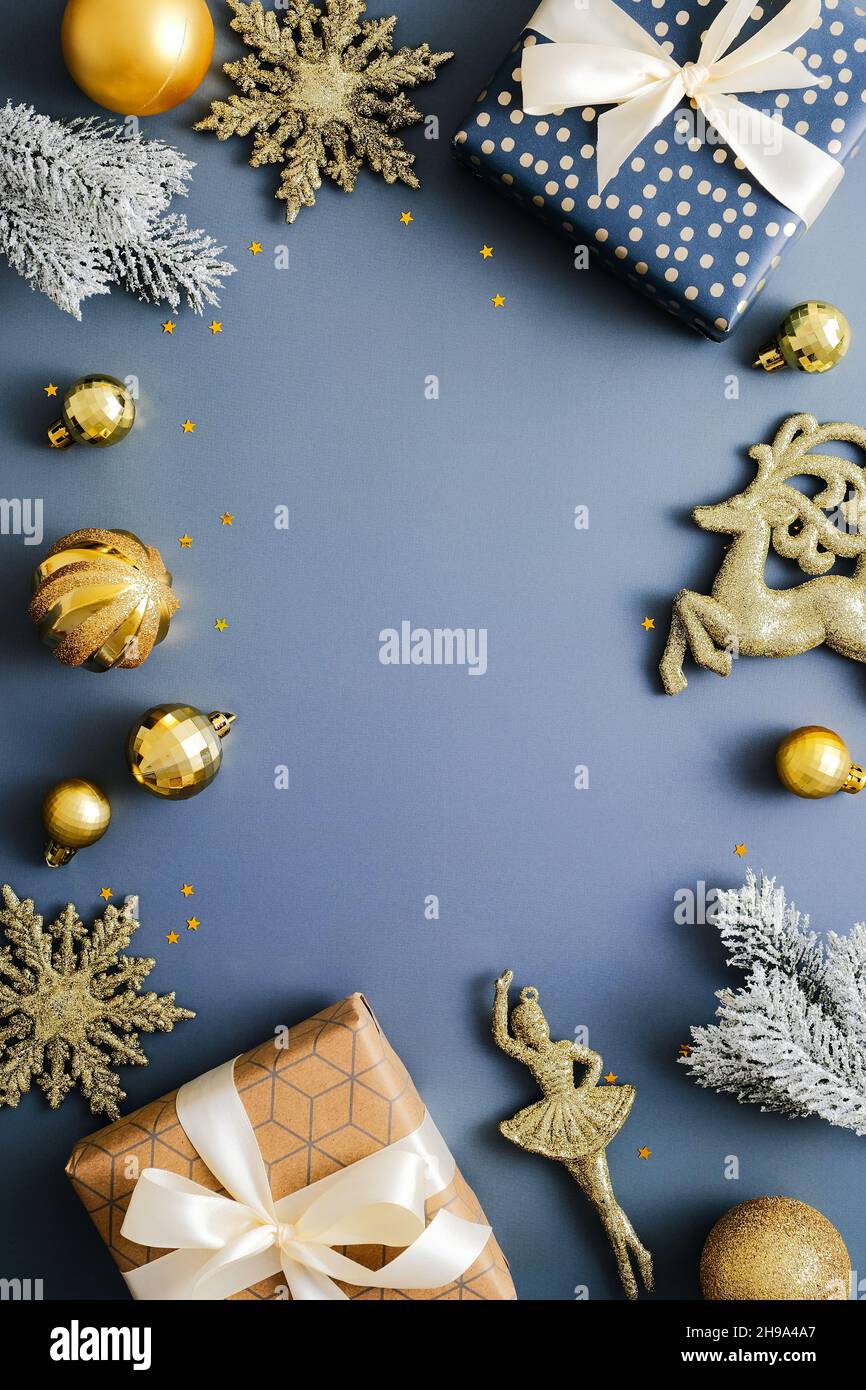 Weihnachten vertikalen blauen Hintergrund, Weihnachts-Poster, Social-Media-Geschichten Banner-Design. Weihnachtsgeschenkboxen, goldene Kugel und Dekorationen auf blauem Tisch. Stockfoto