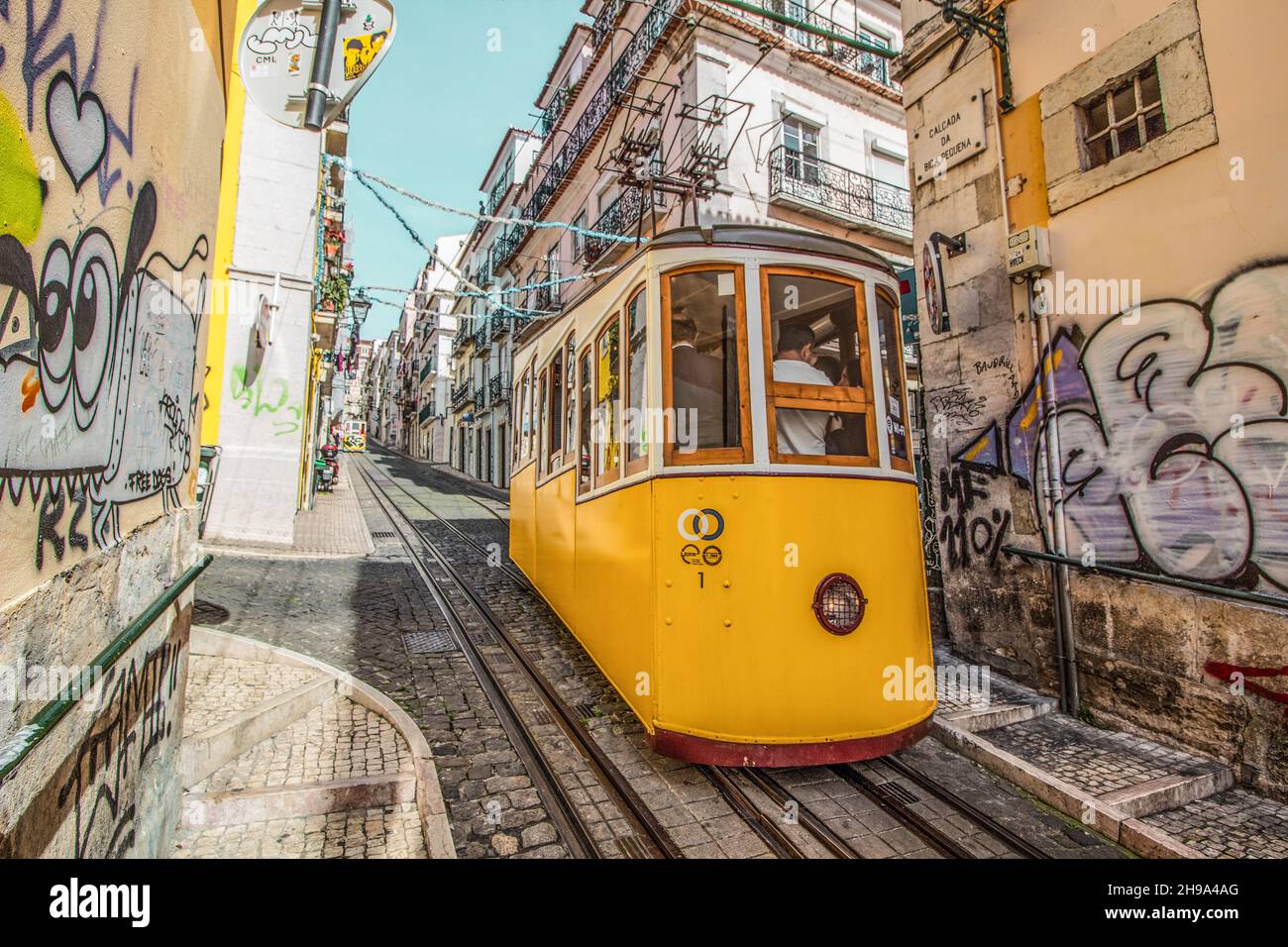Gelbe Straßenbahn in Lissabon, Portugal. Der Elevador da Bica, Bürgerpfarrei von Misericórdi Er verbindet die Rua de São Paulo mit Calçada do Combro do Loreto. Stockfoto