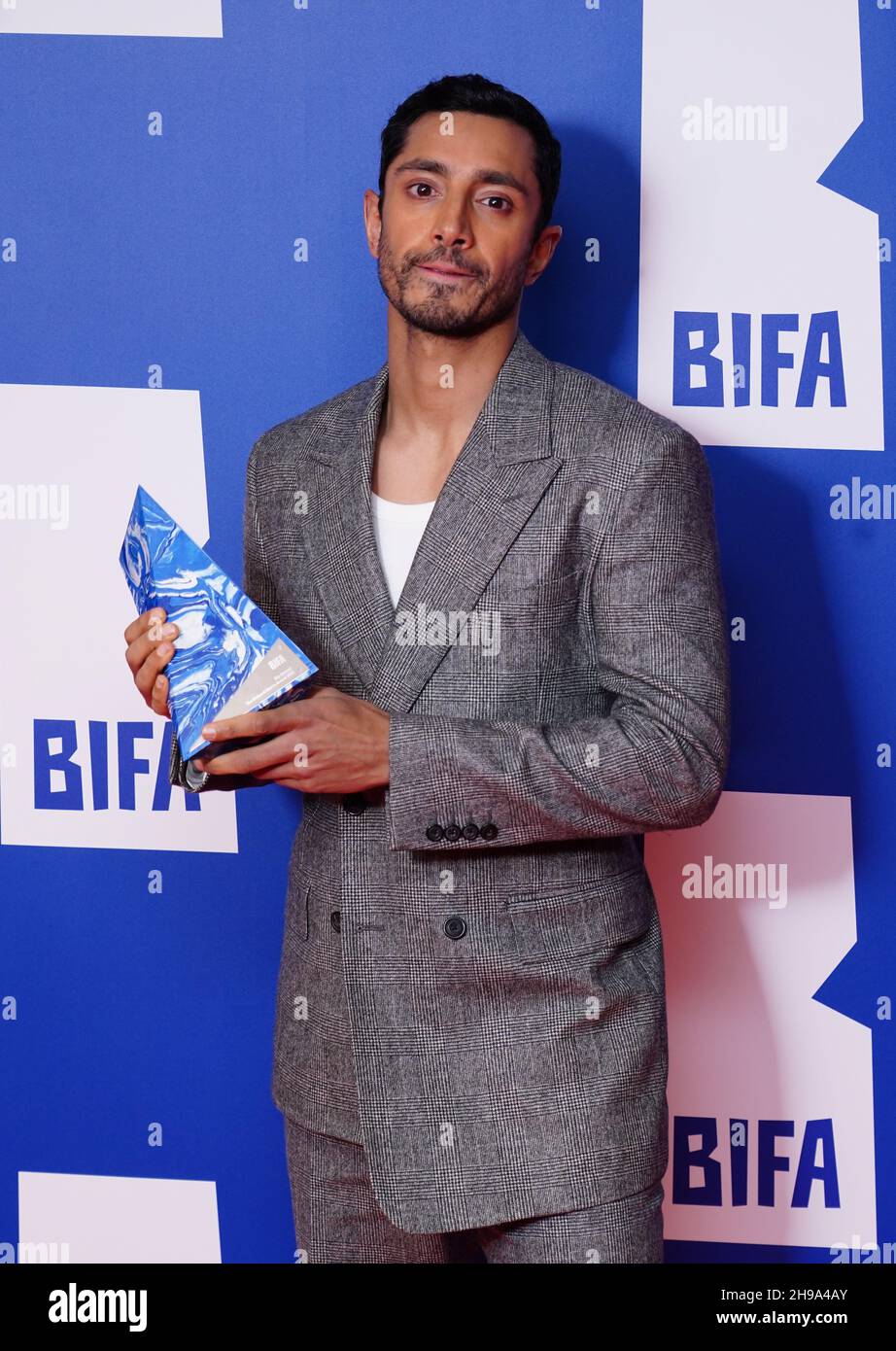 RIZ Ahmed mit seinem Richard Harris Award bei der Verleihung der British Independent Film Awards 24th im Old Billingsgate, London. Bilddatum: Sonntag, 5. Dezember 2021. Stockfoto