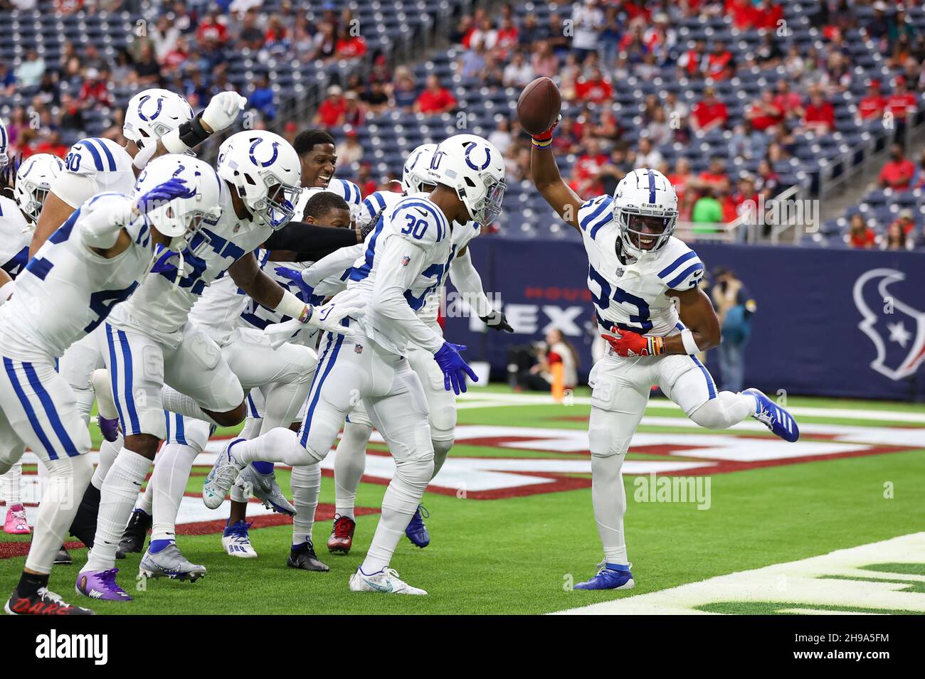 Houston, Texas, USA. Houston, Texas, USA. 5. Dezember 2021: Indianapolis Colts-Eckpfeiler Kenny Moore II (23) feiert ein Abfangen mit seinen Teamkollegen während eines NFL-Spiels zwischen den Texans und den Colts am 5. Dezember 2021 in Houston, Texas. (Bildnachweis: © Scott Coleman/ZUMA Press Wire) Bildnachweis: ZUMA Press, Inc./Alamy Live News Bildnachweis: ZUMA Press, Inc./Alamy Live News Stockfoto