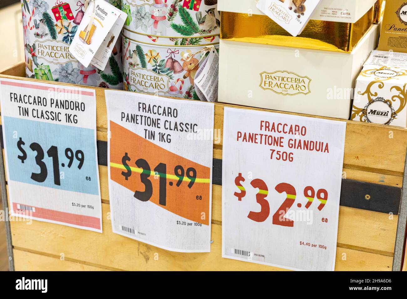 Australischer Supermarkt Sydney Weihnachtseinkäufe fraccaro Panettone italienisches süßes Brot, pandora und Panettone-Klassiker Stockfoto