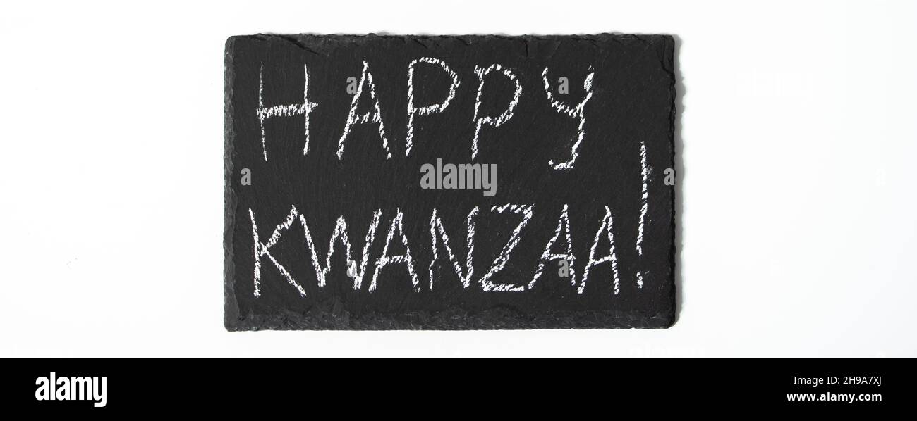 Happy Kwanzaa Konzept. Afro-amerikanischer Feiertag. Gratulationsschriftzug auf weißem Hintergrund. Bannerformat Stockfoto