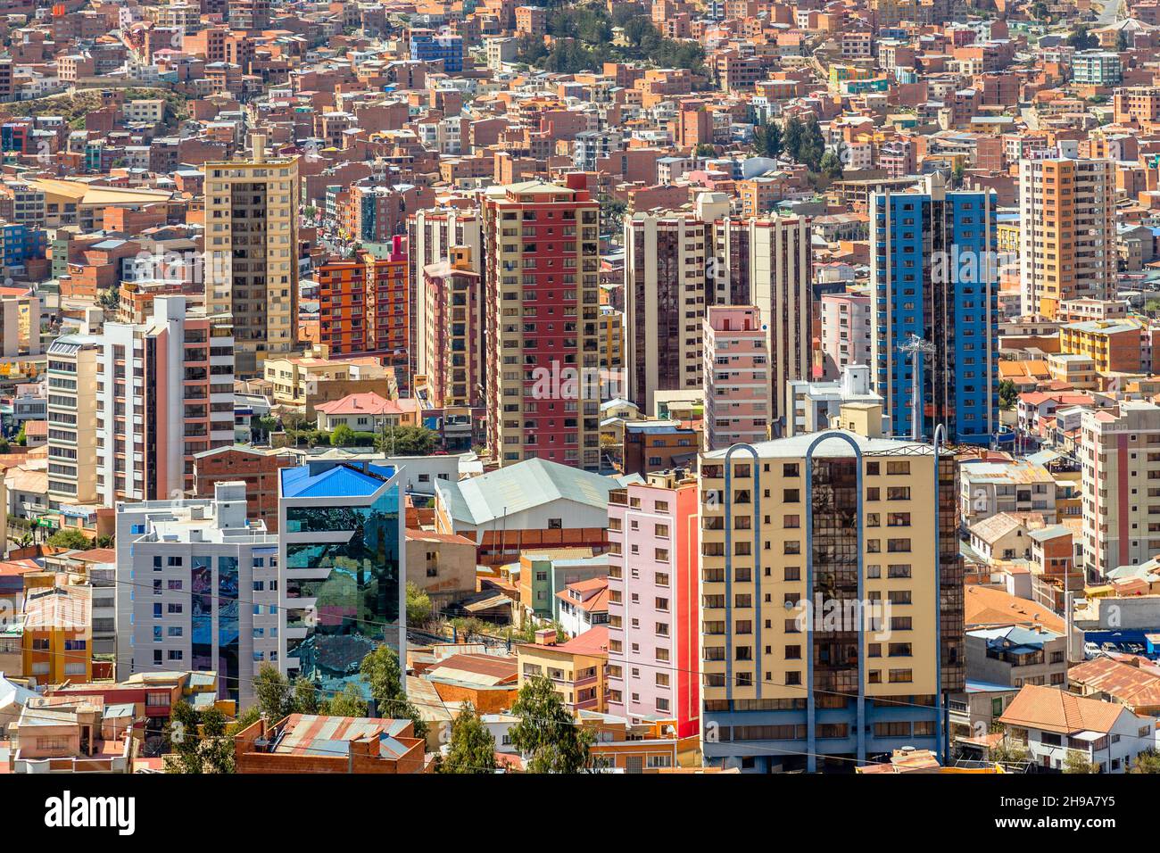 Nuestra Senora de La Paz schnell wachsende bunte Stadt mit modernen Gebäuden und vielen Wohnhäusern auf dem Hügel im Hintergrund, Bolivien verstreut. Stockfoto