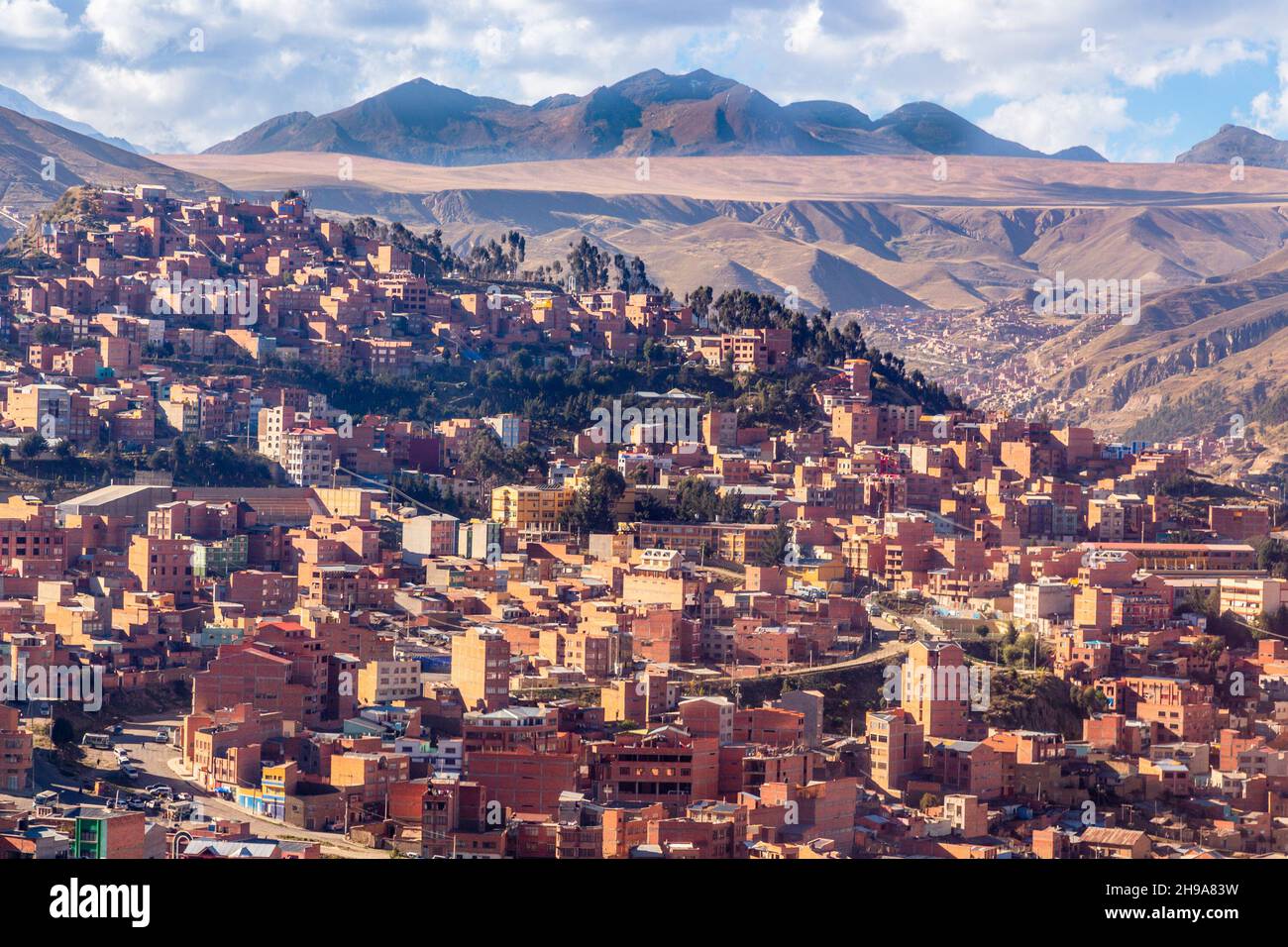 El Alto Vorstadtpanorama mit Anden im Hintergrund, La Paz, Bolivien Stockfoto