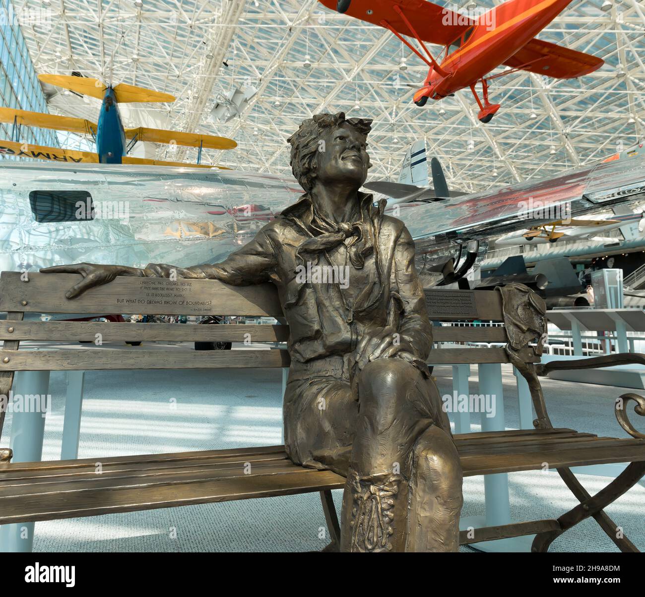 Bronzestatue von Amelia Earhart im Museum of Flight, Seattle, Washington State, USA Stockfoto