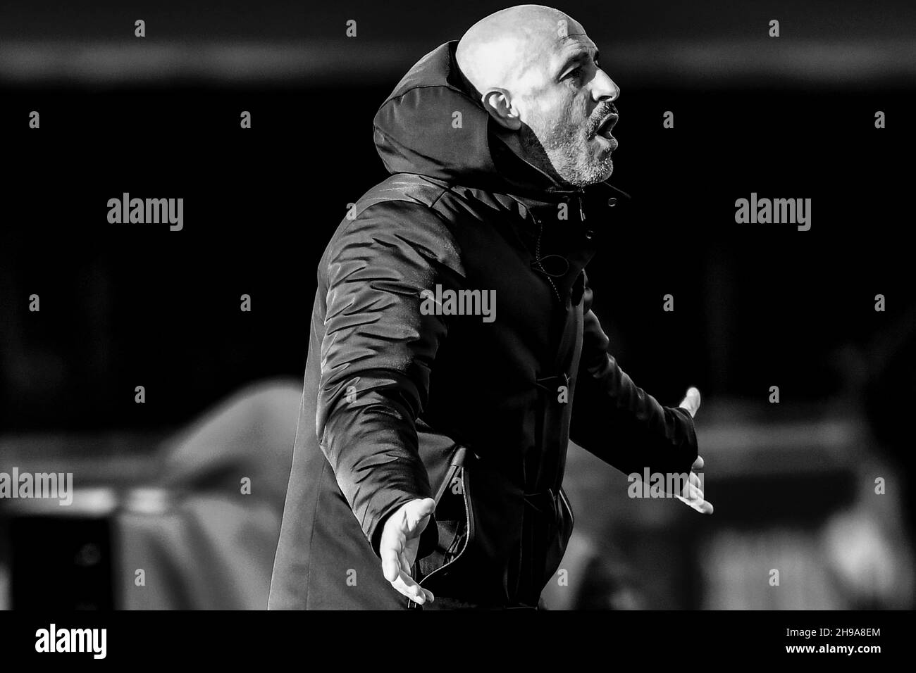 Vincenzo Italiano Coach (Fiorentina) während des italienischen "Serie A"-Spiels zwischen Bologna 2-3 Fiorentina im Renato Dall Ara Stadium am 5. Dezember 2021 in Bologna, Italien. Quelle: Maurizio Borsari/AFLO/Alamy Live News Stockfoto