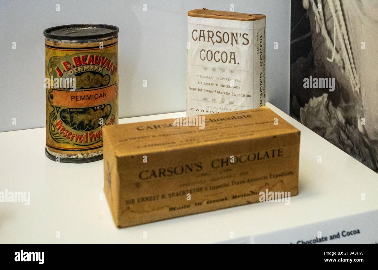 Dosenpemmikan, Schokolade und Kakao aus verschiedenen Expeditionen von Ernest Shackleton in der Antarktis, ausgestellt im Polar Museum in Cambridge, Großbritannien. Stockfoto