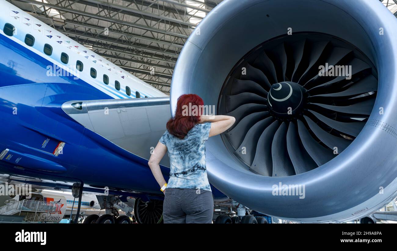 Frau mit Blick auf Boeing 787 Dreamliner, Museum of Flight, Seattle, Washington State, USA Stockfoto
