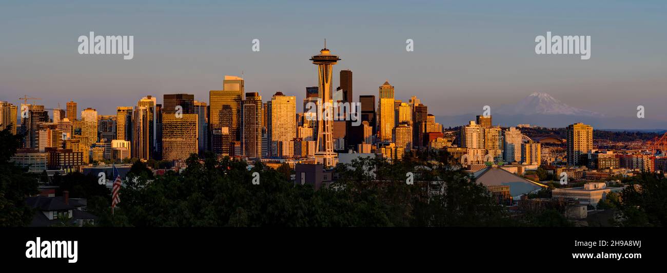 Downtown Seattle Skyline bei Sonnenuntergang. Blick vom Kerry Park, Seattle, Washington State, USA. Stockfoto