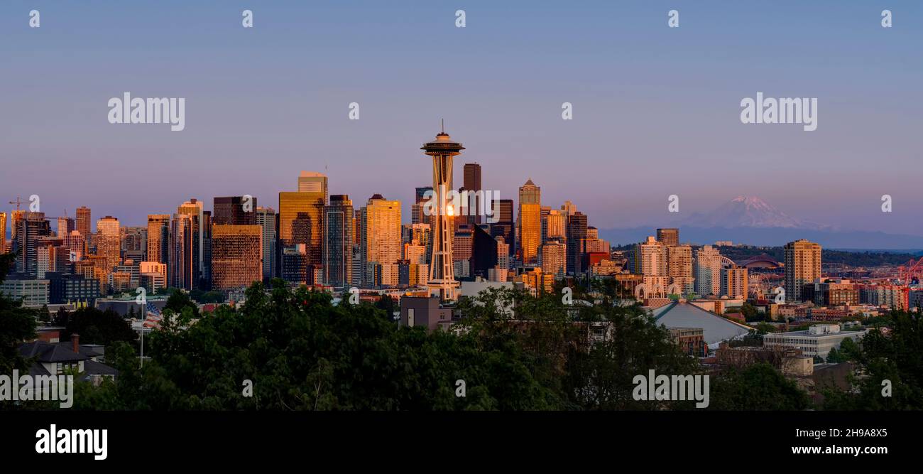 Downtown Seattle Skyline bei Sonnenuntergang. Blick vom Kerry Park, Seattle, Washington State, USA. Stockfoto