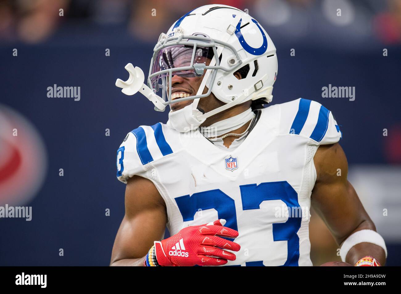 Houston, TX, USA. 5th Dez 2021. Kenny Moore II (23) lächelt, nachdem er während des 1st. Quartals eines NFL-Fußballspiels zwischen den Indianapolis Colts und den Houston Texans im NRG Stadium in Houston, TX, eine Abhörfunktion durchgeführt hatte. Die Colts gewannen das Spiel 31 bis 0.Trask Smith/CSM/Alamy Live News Stockfoto