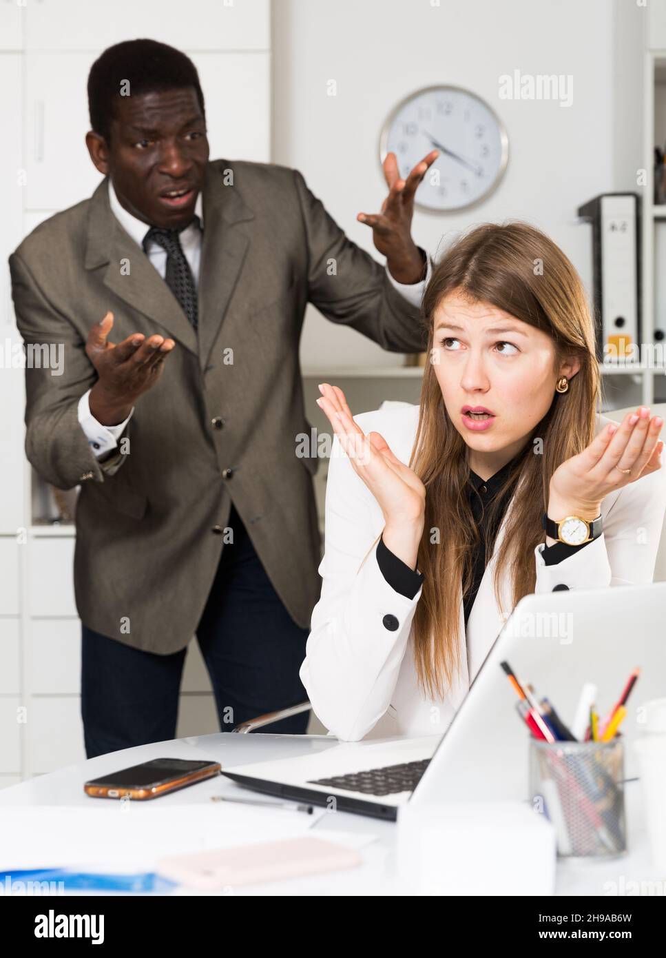 Verärgerter Mann Chef deutet auf Fehlschläge in der Arbeit zu Frau Manager arbeiten Stockfoto