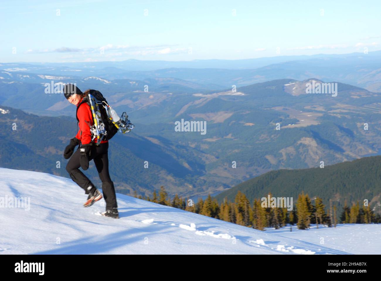 Single Woman Hiking Table Top Mountain im Zentrum von Oregon. Stockfoto
