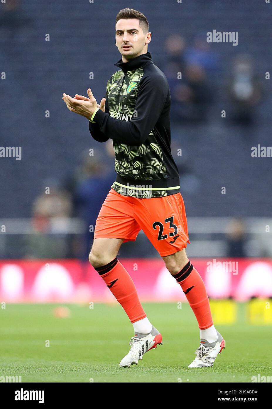 London, England, 5th. Dezember 2021. Kenny McLean von Norwich City erwärmt sich vor dem Premier League-Spiel im Tottenham Hotspur Stadium, London. Bildnachweis sollte lauten: Paul Terry / Sportimage Stockfoto