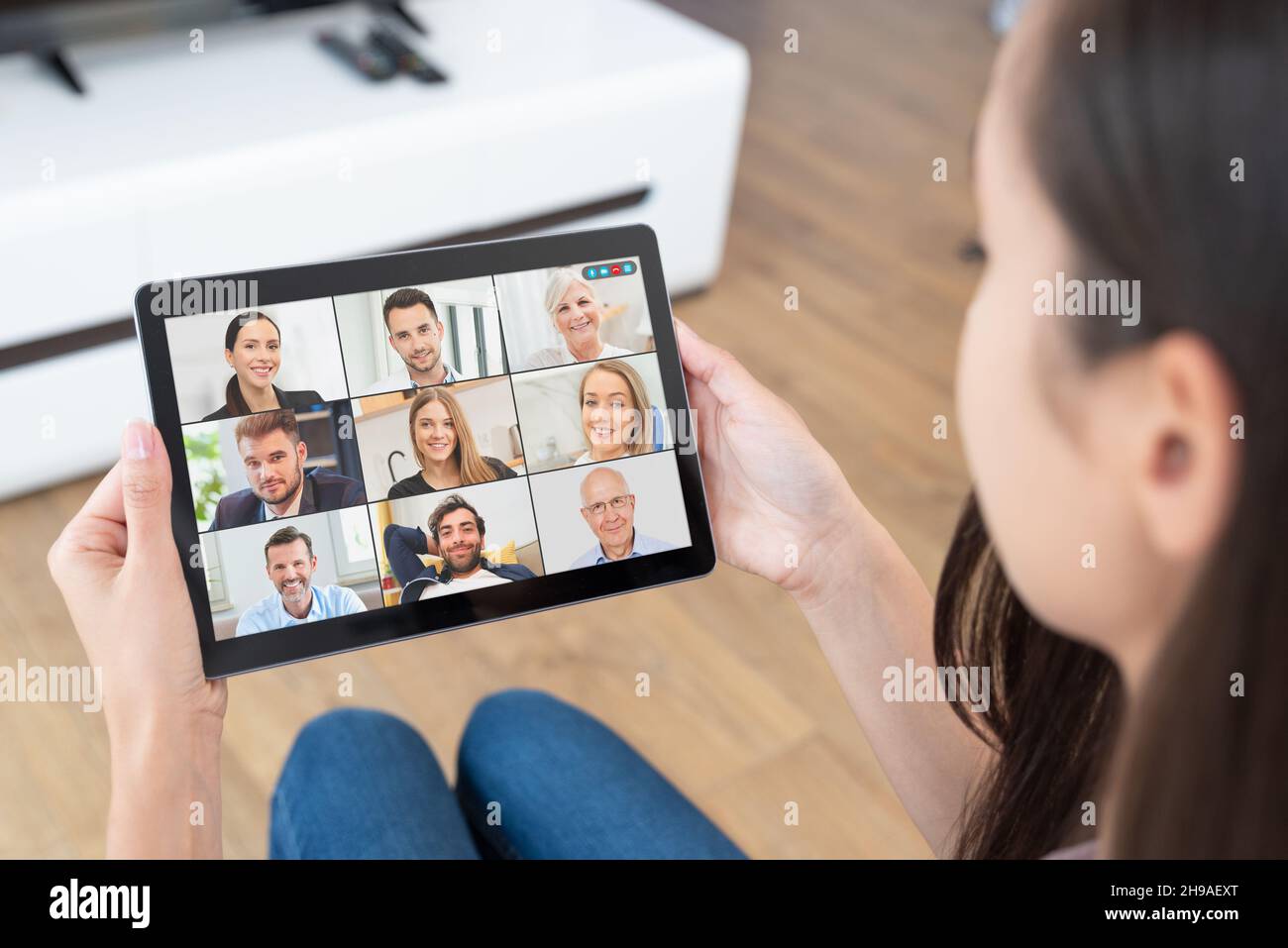 Videokonferenz mit mehreren Mitarbeitern. Tablet-Anwendung für Telearbeit und Studium von zu Hause aus. Stockfoto
