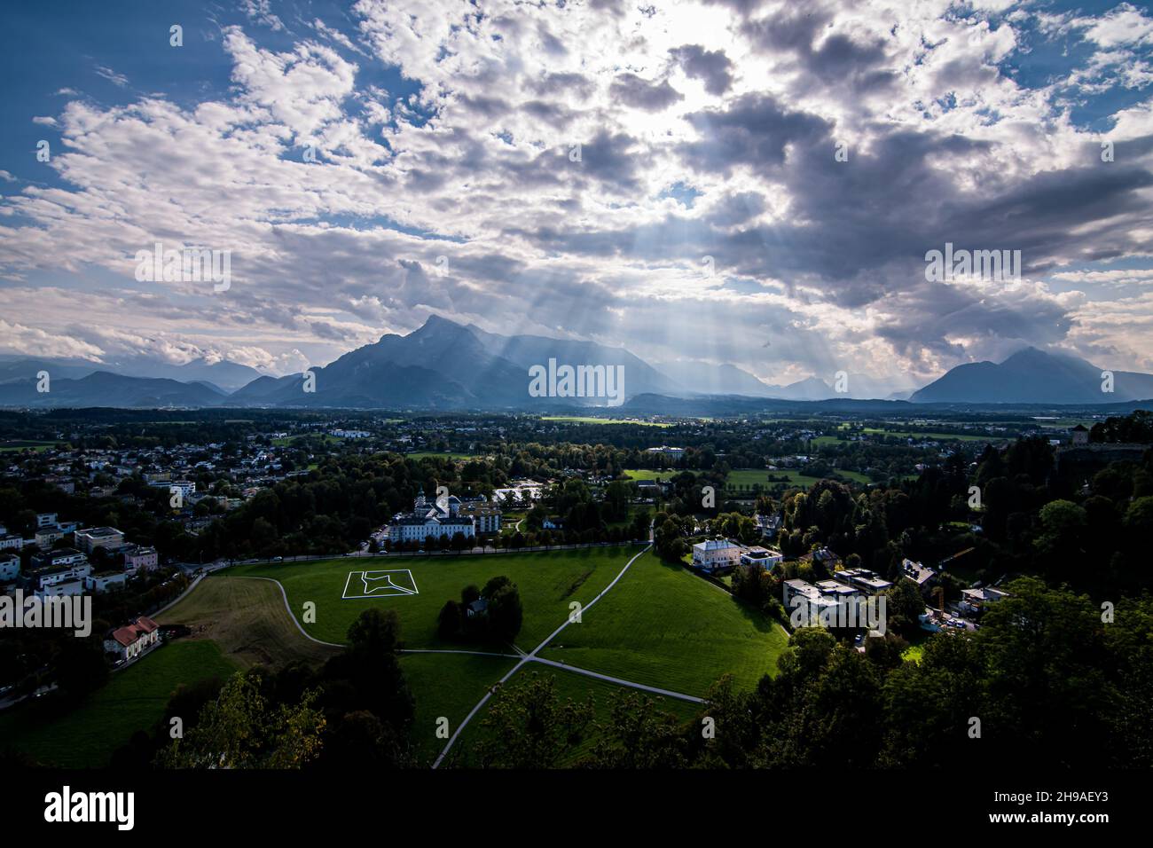 Kirche zur Schmerzhaften Gottesmutter und Panoramablick auf den Süden Salzburgs an einem schönen Herbstwolkentag Stockfoto