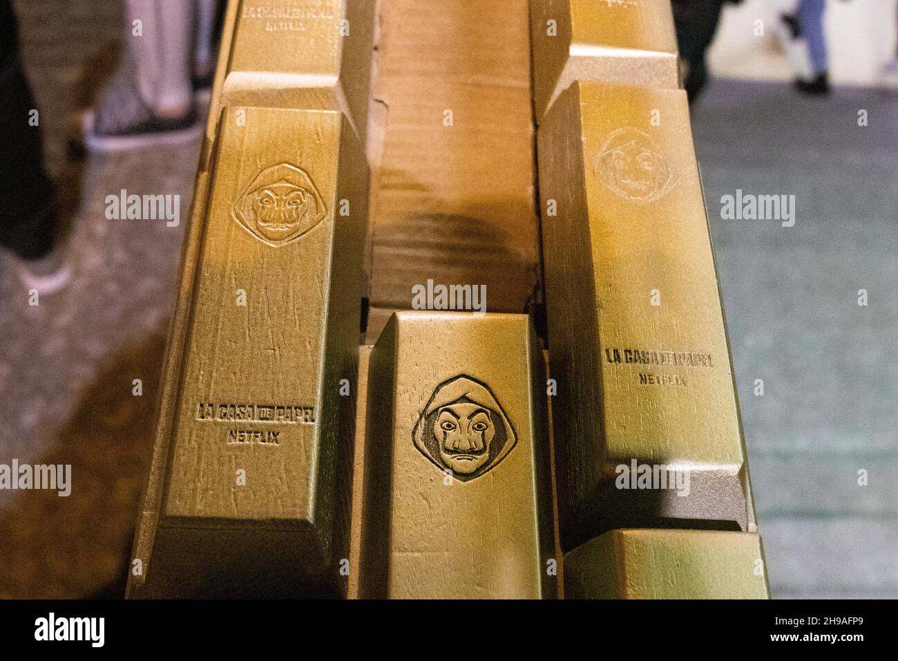 Madrid, Madrid, Spanien. 4th Dez 2021. Der Bahnhof der Bank of Spain ('Banco de EspaÃ±a') in der Madrider U-Bahn, der in Bezug auf die Netflix-Serie 'Money Heist' ('La Casa de Papel' auf Spanisch) mit Goldbarren geschmückt ist, und die neue Saison wurde am 3. Dezember uraufgeführt. (Bild: © Alvaro Laguna/Pacific Press über ZUMA Press Wire) Stockfoto