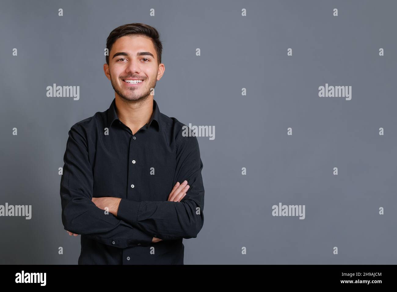 Zufriedener kaukasischer Kerl, der die Kamera mit einem großen Lachen anschaut Stockfoto