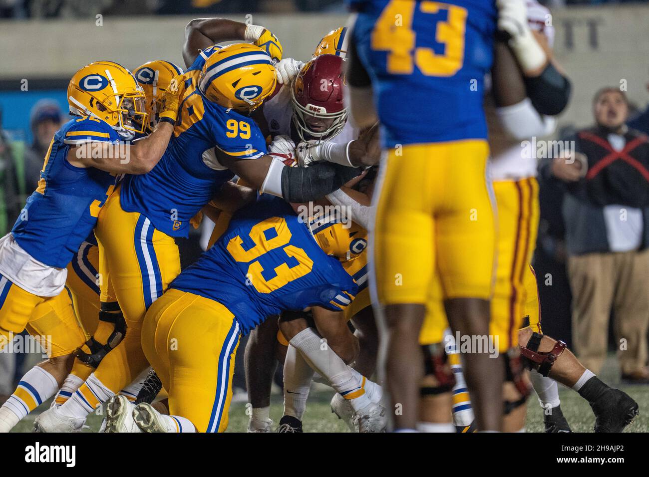 USC Trojans Tight End Erik Krommenhoek (84) wird von dem Abwehrlineman Luc Bequette (93) und California Go von den California Golden Bears auf den vierten Platz gestoppt Stockfoto