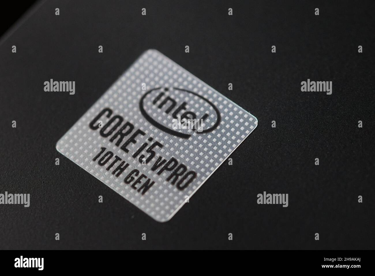 Logo der Intel Corporation auf einem Aufkleber eines Lenovo ThinkPad mit einem Core i5 10th gen Prozessor. Stockfoto
