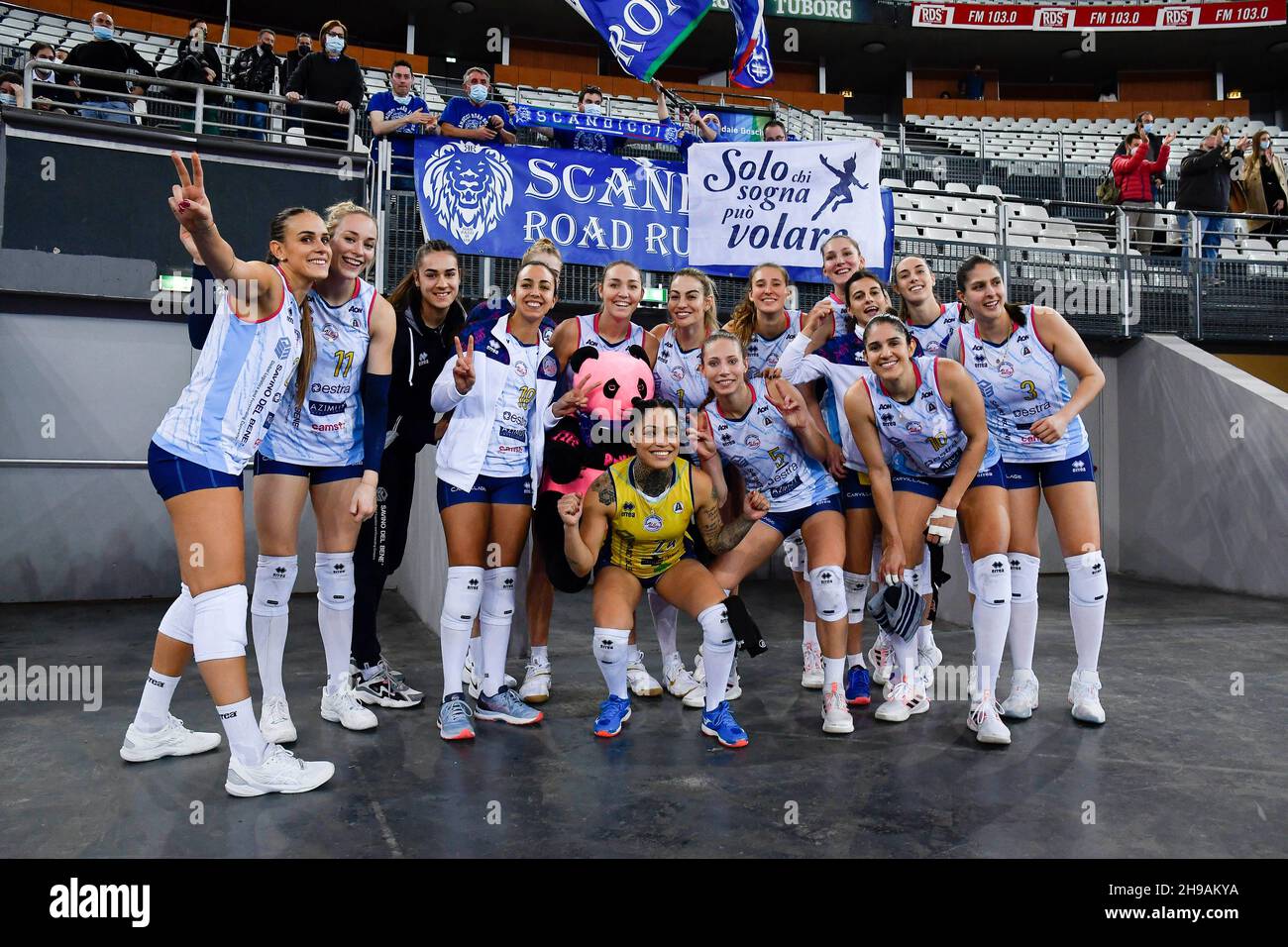 Rom, Italien. 5th Dez 2021. Das Team von Savino Del Bene Volley feiert den Sieg am Ende des Volleyball-Meisterschaftsspiel der Frauen in der Serie A1 zwischen Acqua & Sapone Volley Roma und Savino Del Bene Scandicci im PalaEur, 5. Dezember 2021 in Rom, Italien. (Bild: © Domenico Cippitelli/Pacific Press via ZUMA Press Wire) Stockfoto